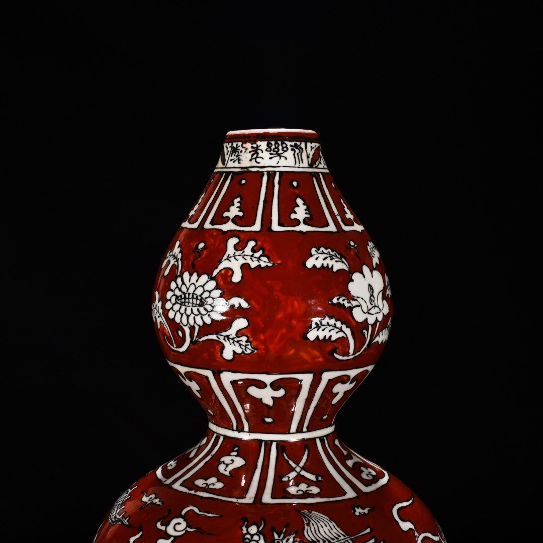 Ming Dynasty Yongle red-glazed gourd bottle with cloud and dragon