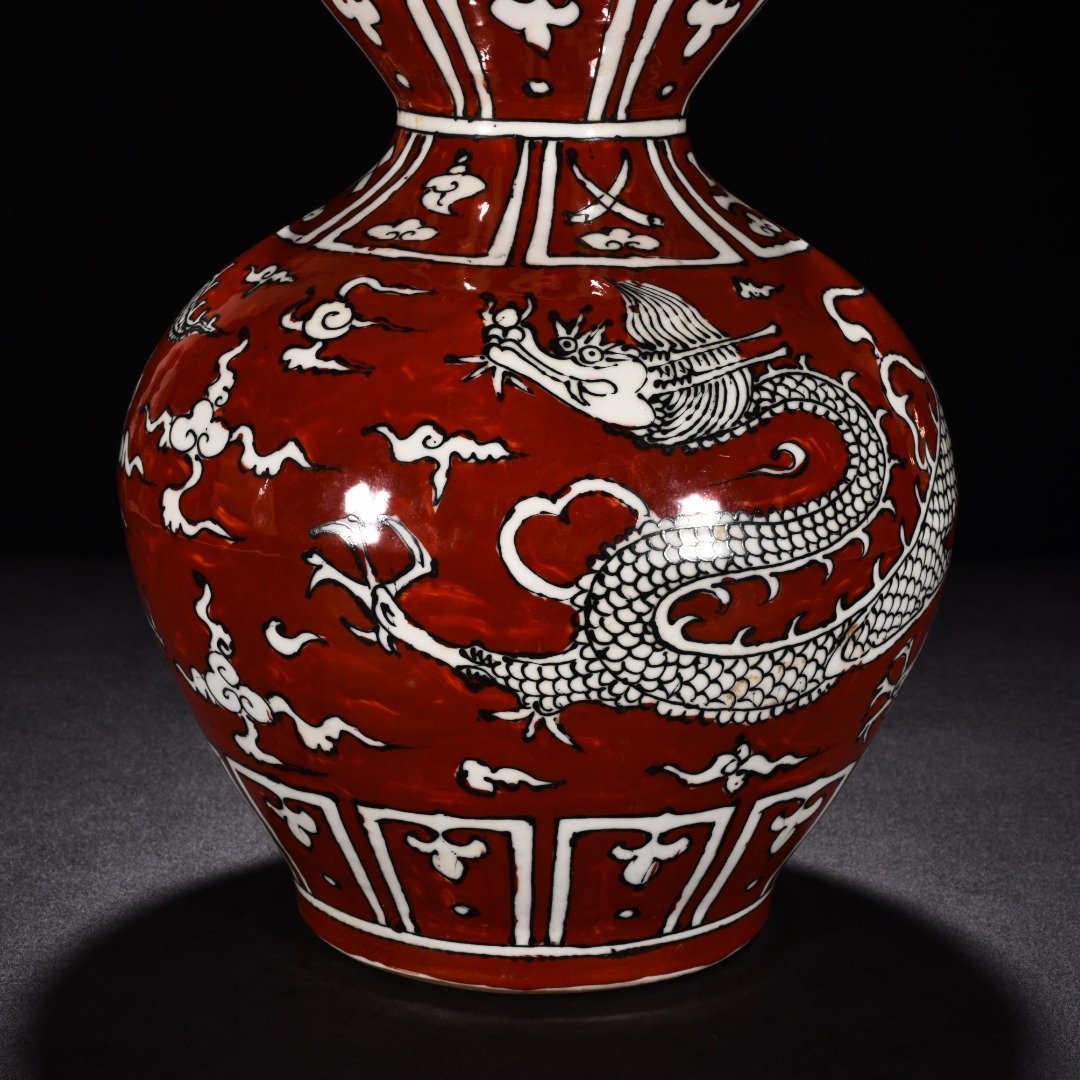 Ming Dynasty Yongle red-glazed gourd bottle with cloud and dragon