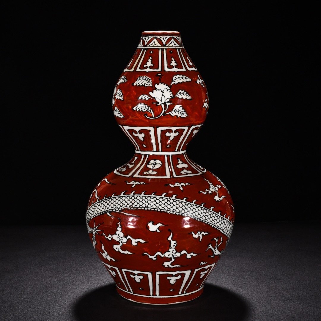 Ming Dynasty Yongle red-glazed gourd bottle with cloud and dragon