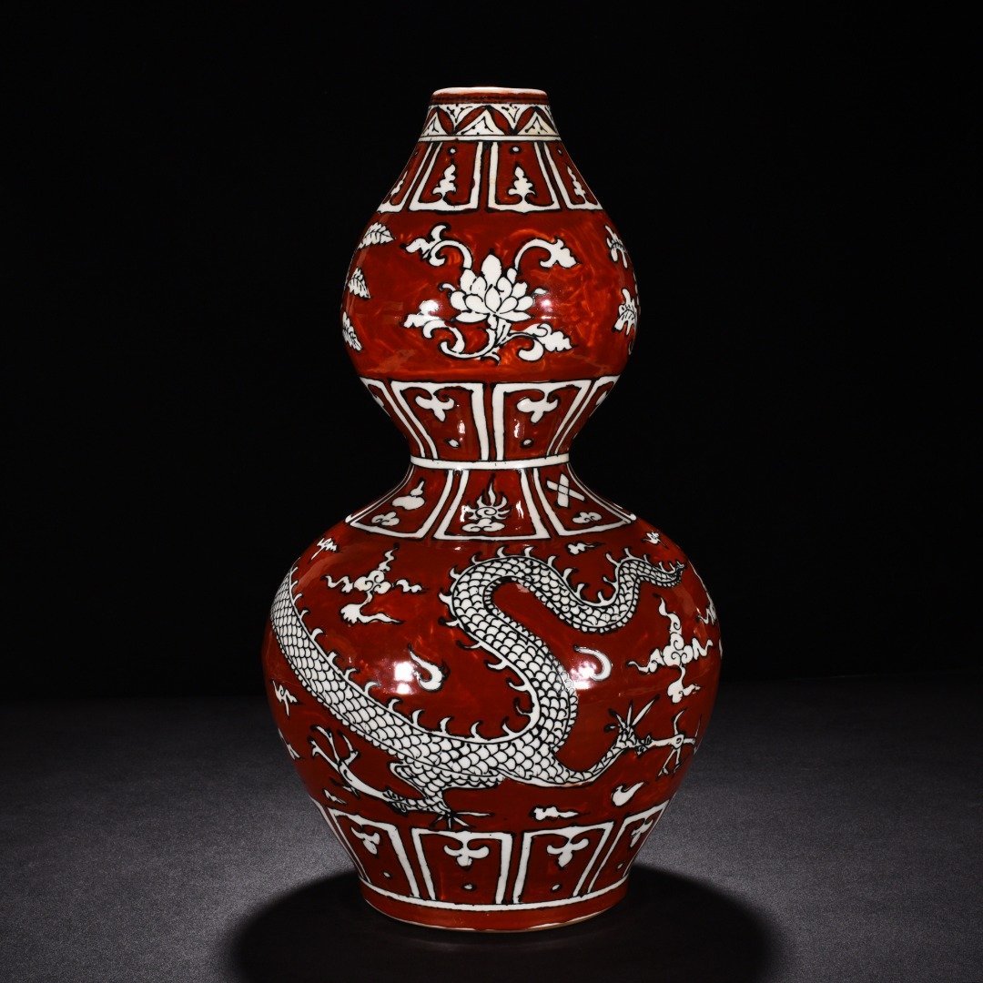 Ming Dynasty Yongle red-glazed gourd bottle with cloud and dragon