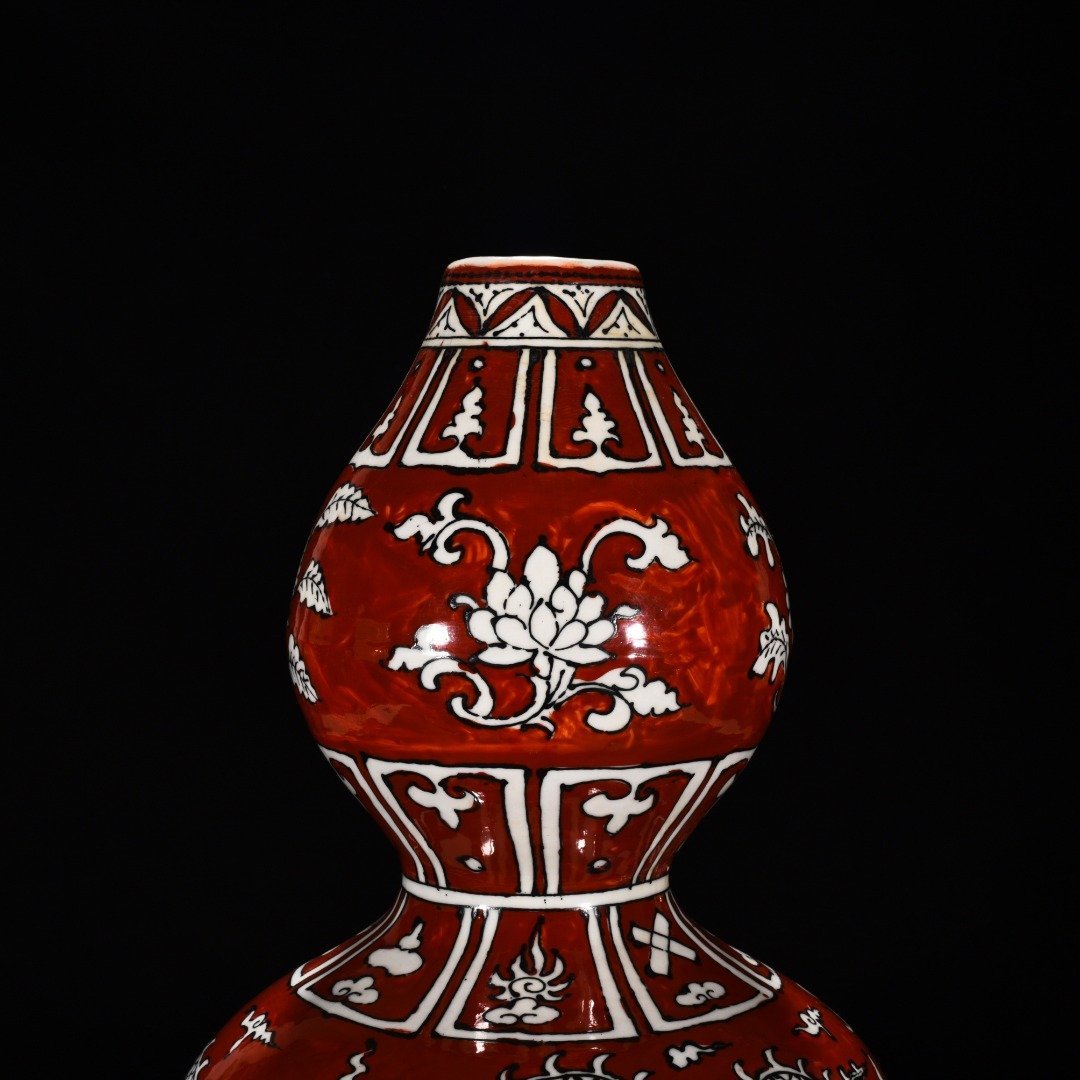 Ming Dynasty Yongle red-glazed gourd bottle with cloud and dragon