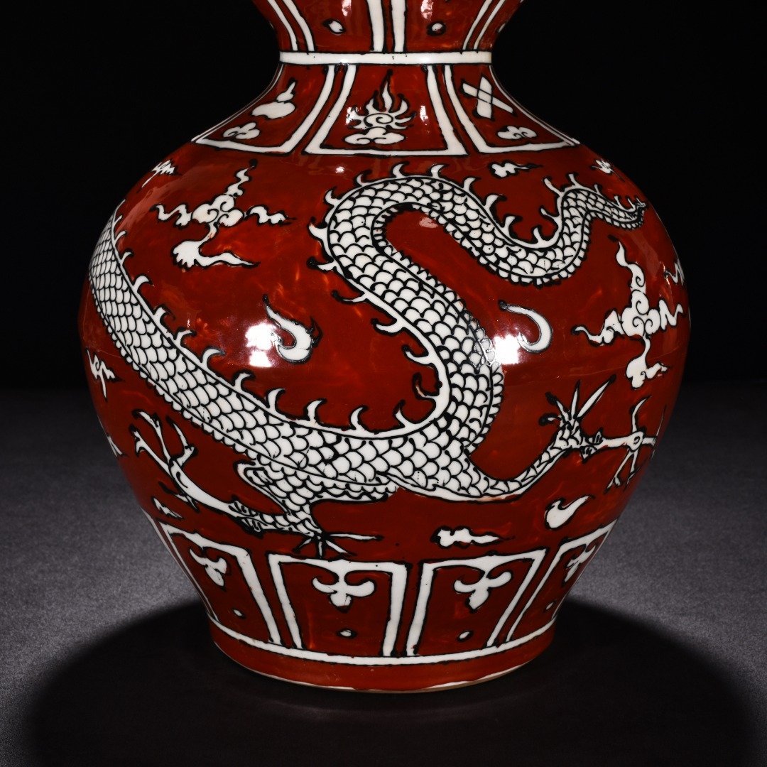 Ming Dynasty Yongle red-glazed gourd bottle with cloud and dragon