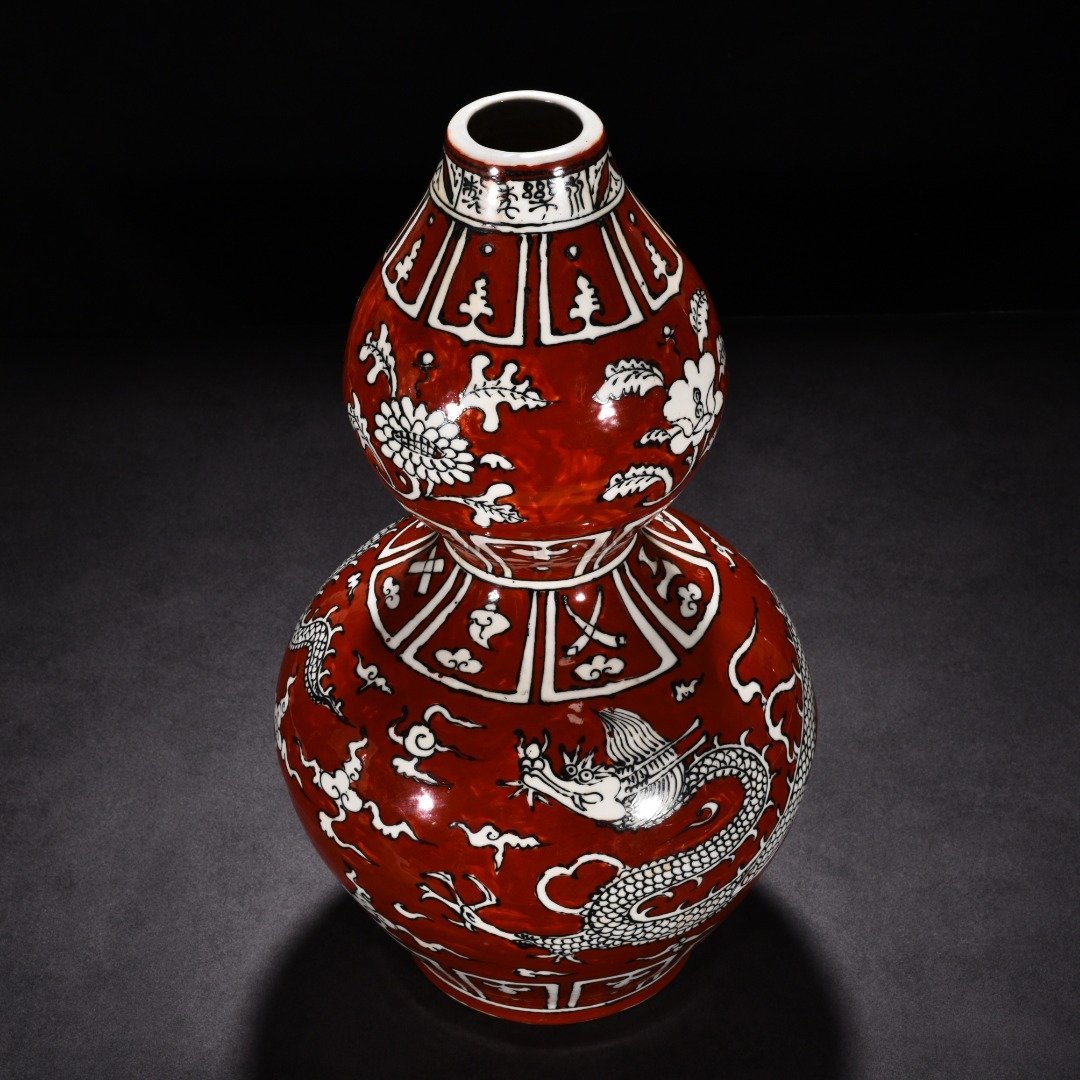 Ming Dynasty Yongle red-glazed gourd bottle with cloud and dragon