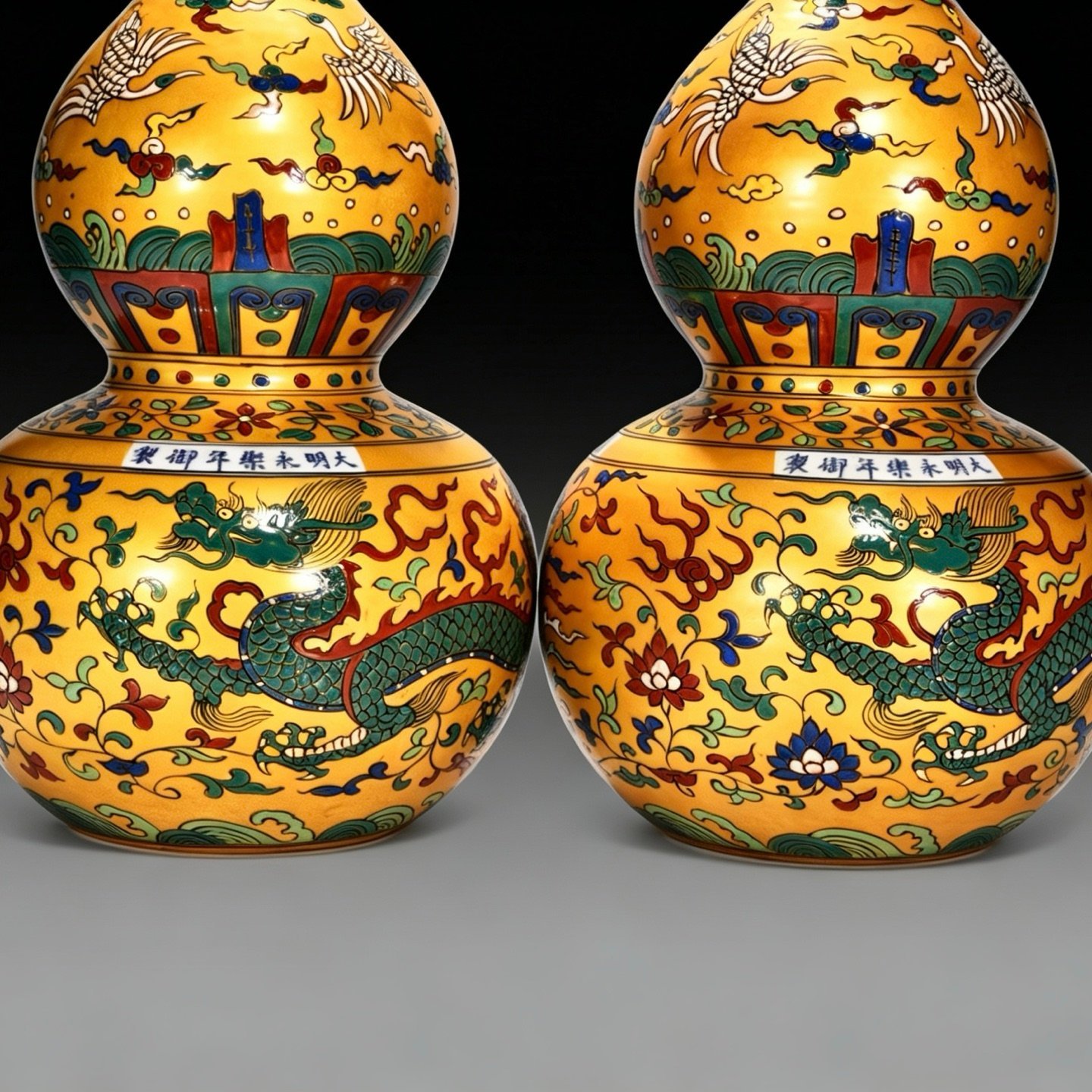 Ming Dynasty Yongle gold-colored gourd vase with dragon and phoenixs