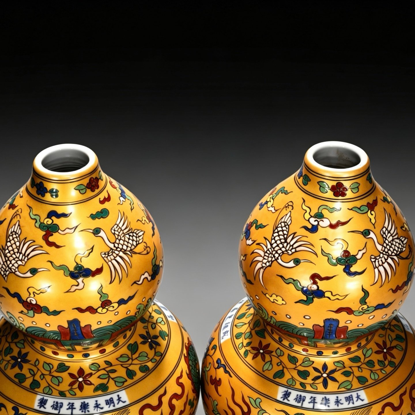Ming Dynasty Yongle gold-colored gourd vase with dragon and phoenixs