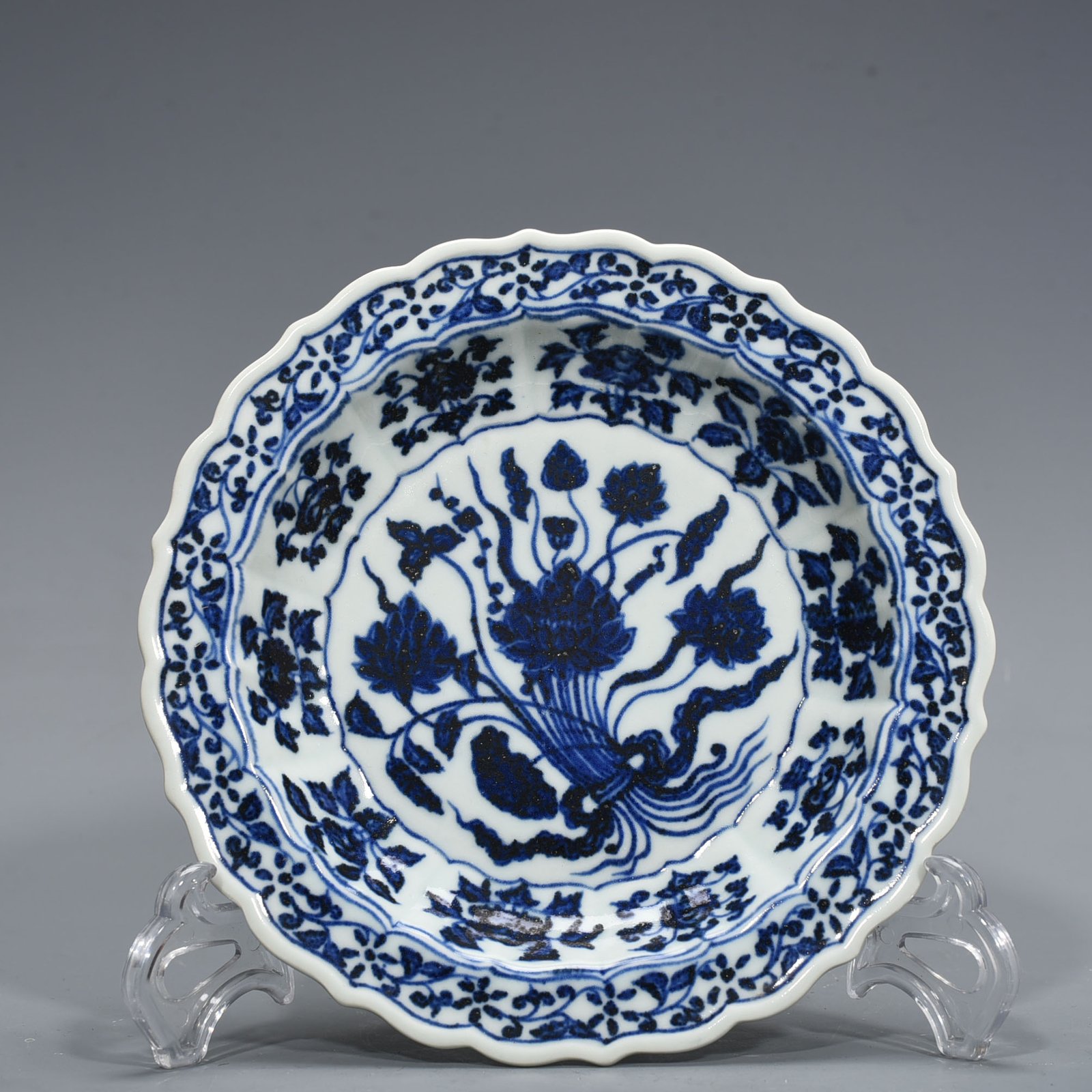 Ming Dynasty Yongle blue and white bouquet lotus rhombus edge folding plate