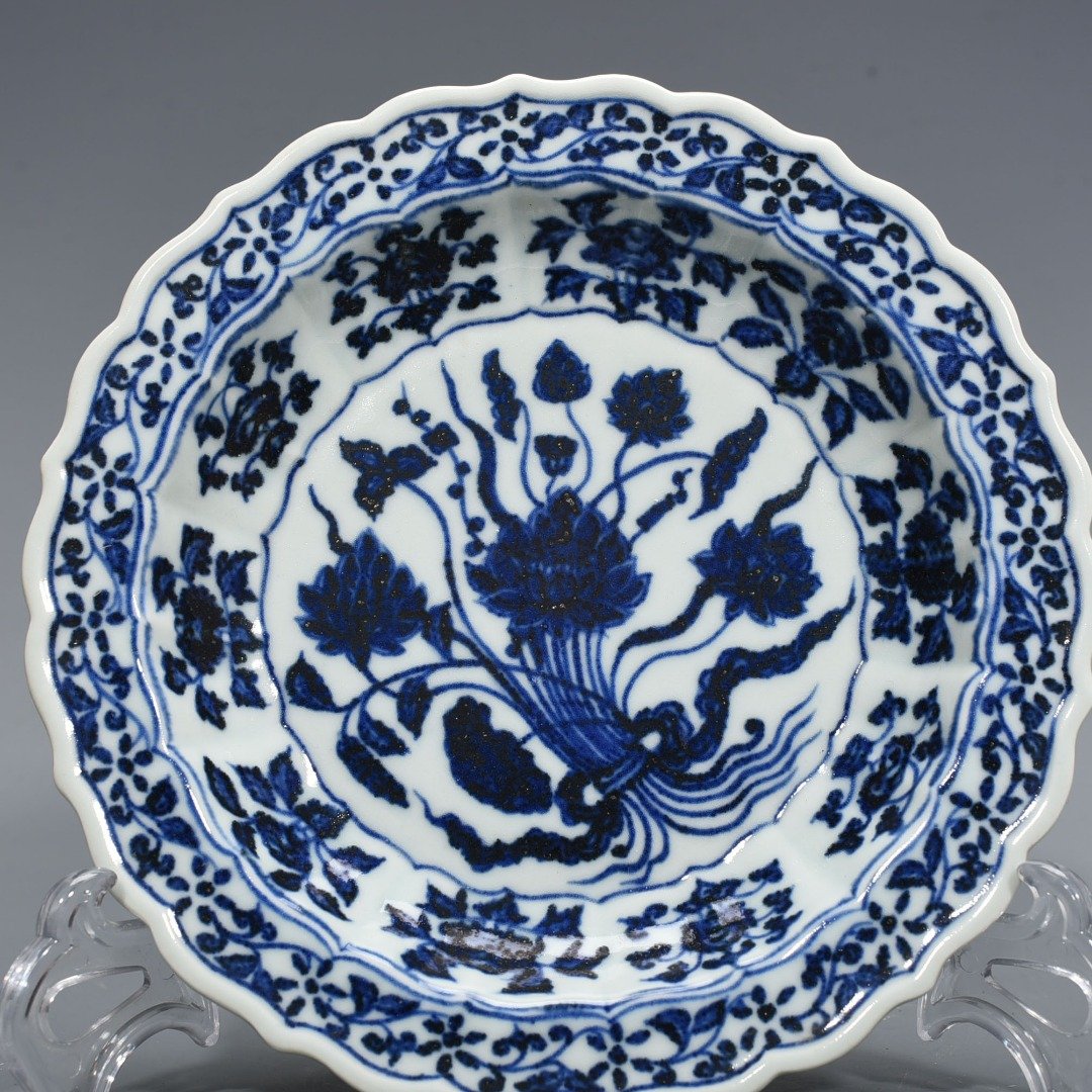 Ming Dynasty Yongle blue and white bouquet lotus rhombus edge folding plate