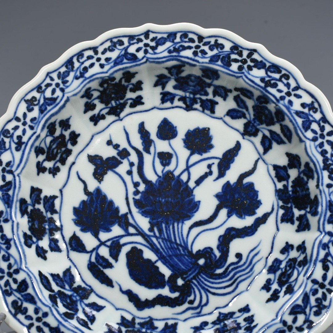 Ming Dynasty Yongle blue and white bouquet lotus rhombus edge folding plate