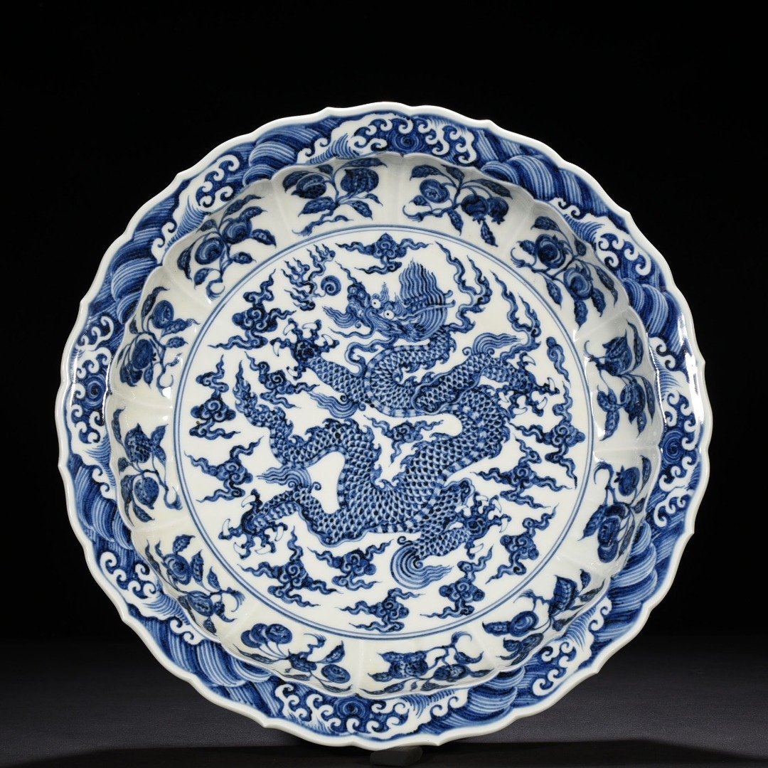 Ming Dynasty Yongle blue and white Yunlong rhombus folding edge dish