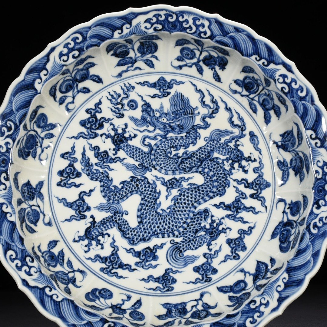 Ming Dynasty Yongle blue and white Yunlong rhombus folding edge dish