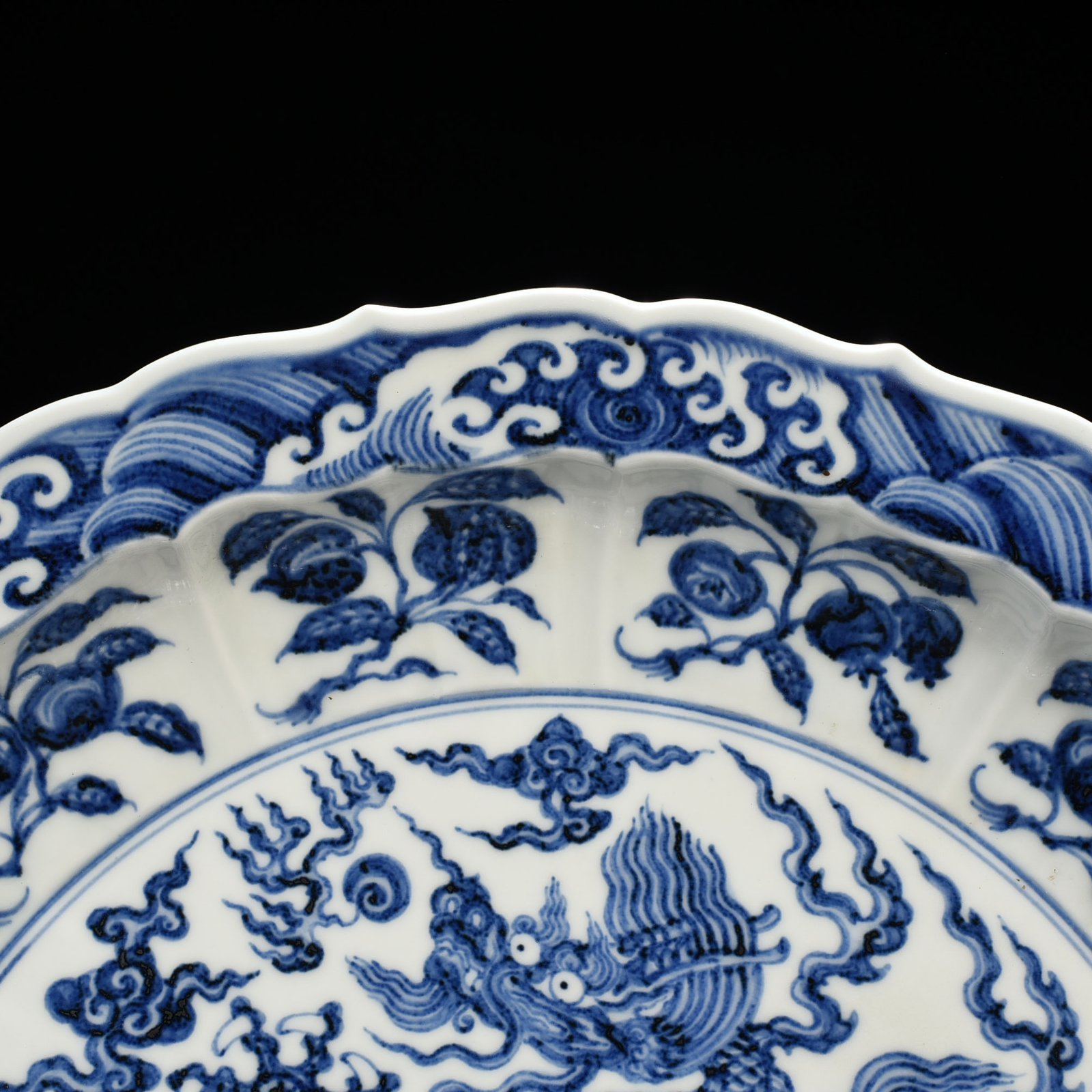 Ming Dynasty Yongle blue and white Yunlong rhombus folding edge dish