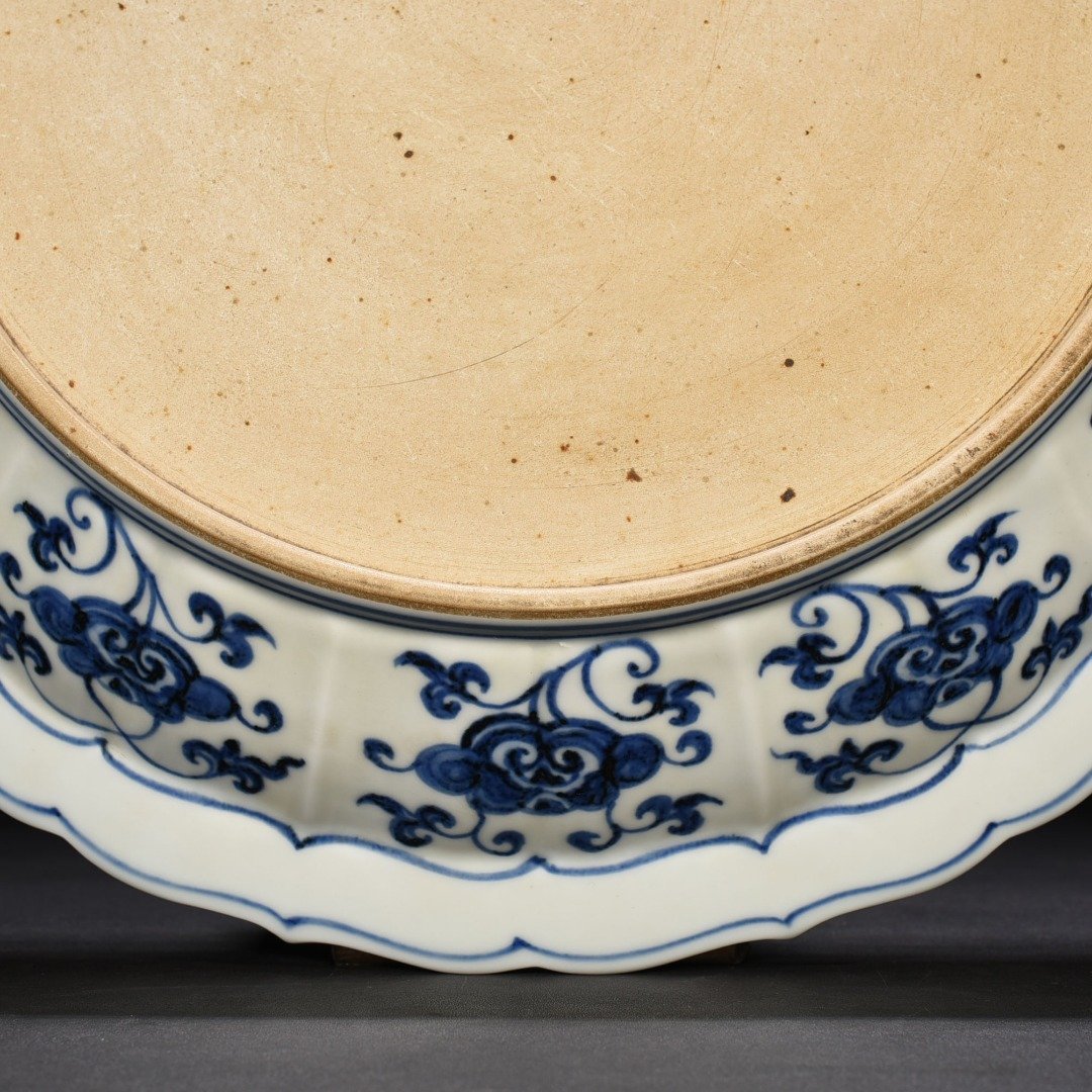 Ming Dynasty Yongle blue and white Yunlong rhombus folding edge dish