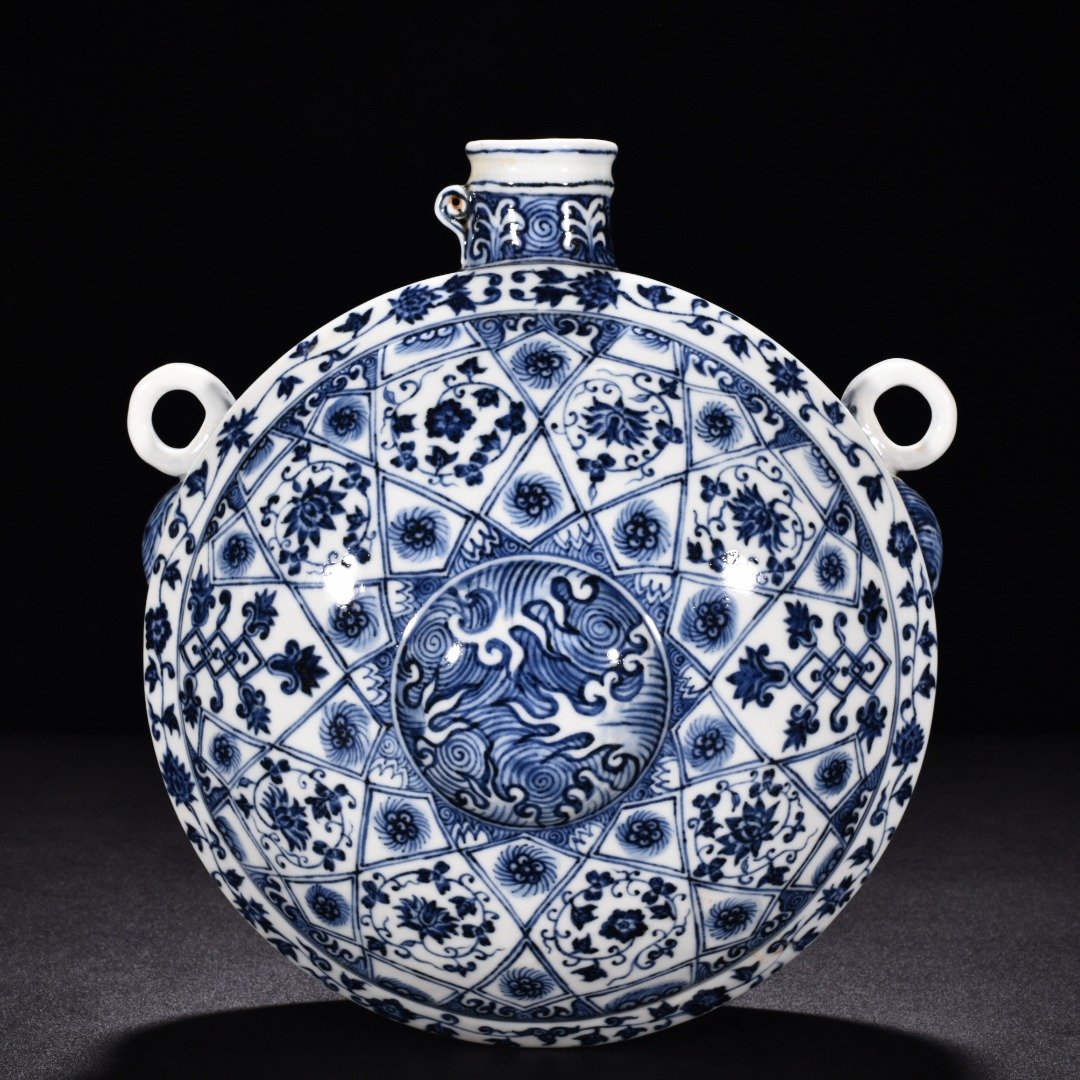 Ming Dynasty Yongle blue and white geometric floral flat pot
