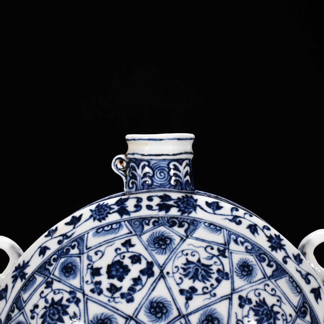 Ming Dynasty Yongle blue and white geometric floral flat pot