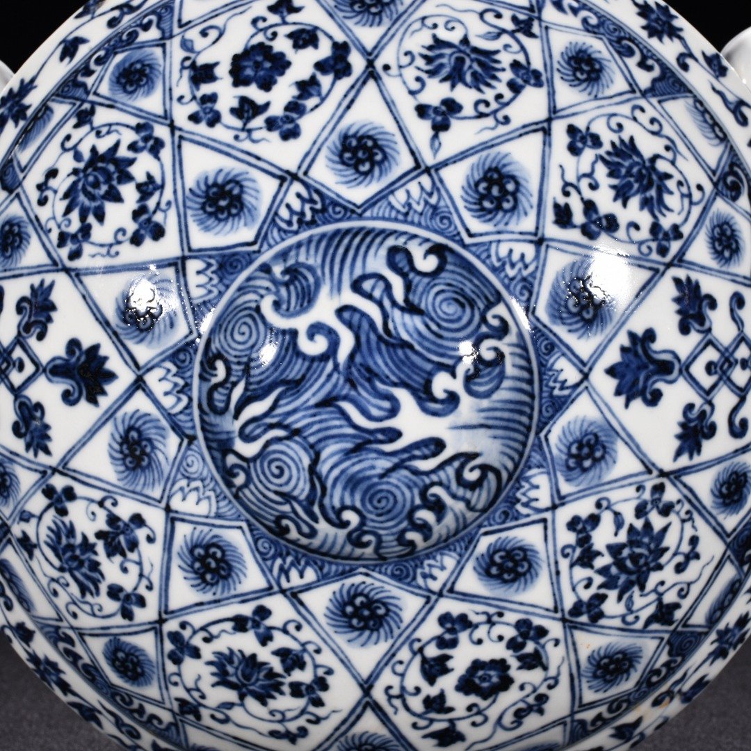 Ming Dynasty Yongle blue and white geometric floral flat pot