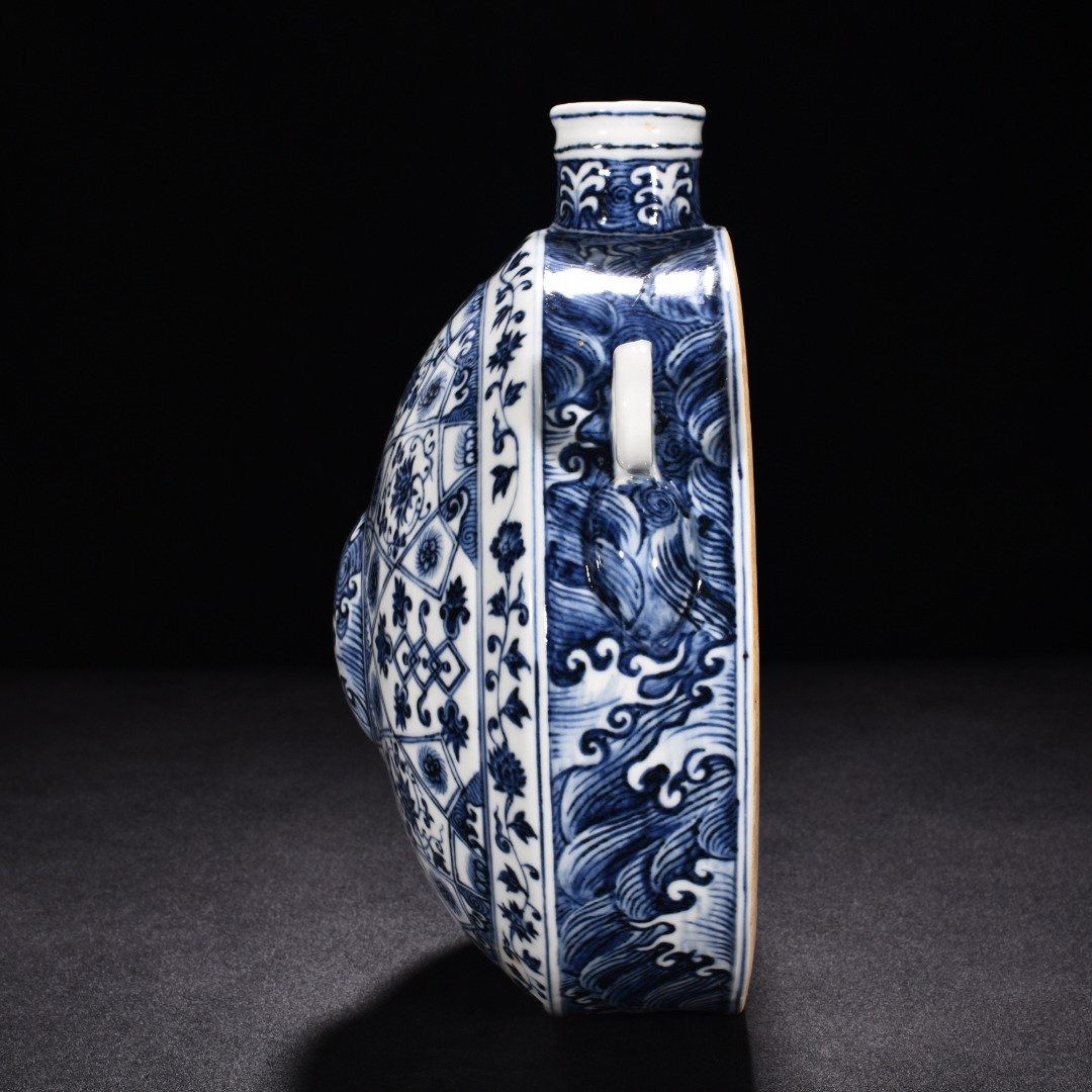 Ming Dynasty Yongle blue and white geometric floral flat pot