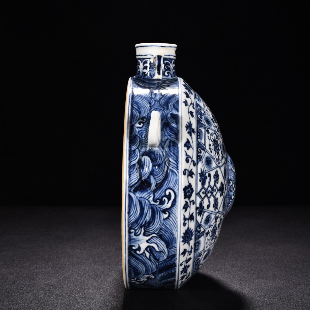 Ming Dynasty Yongle blue and white geometric floral flat pot