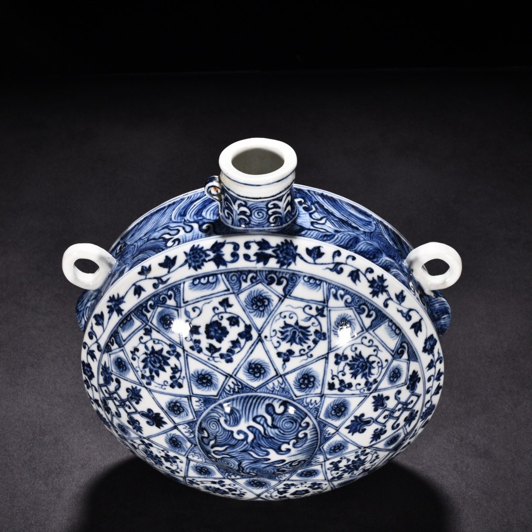 Ming Dynasty Yongle blue and white geometric floral flat pot