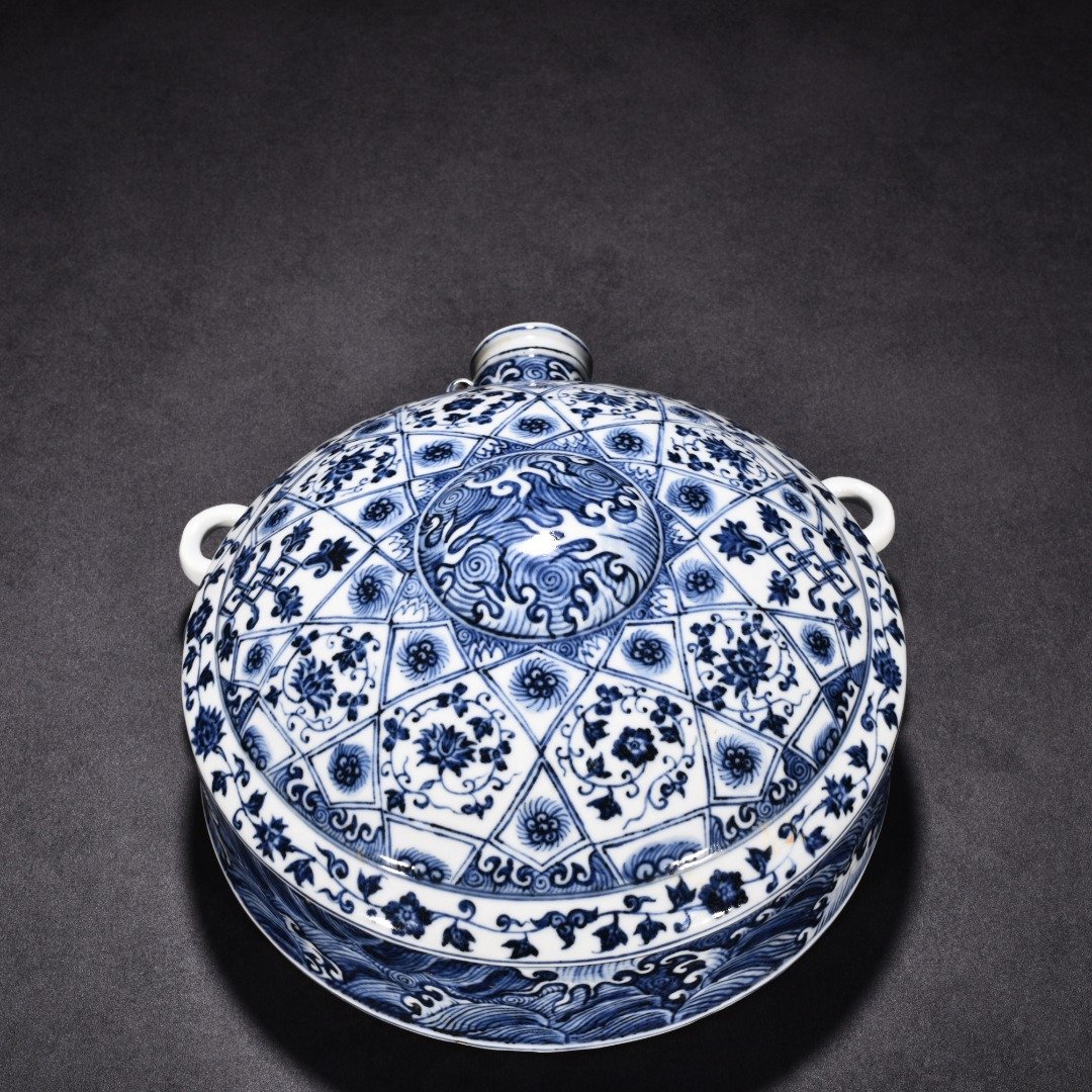 Ming Dynasty Yongle blue and white geometric floral flat pot