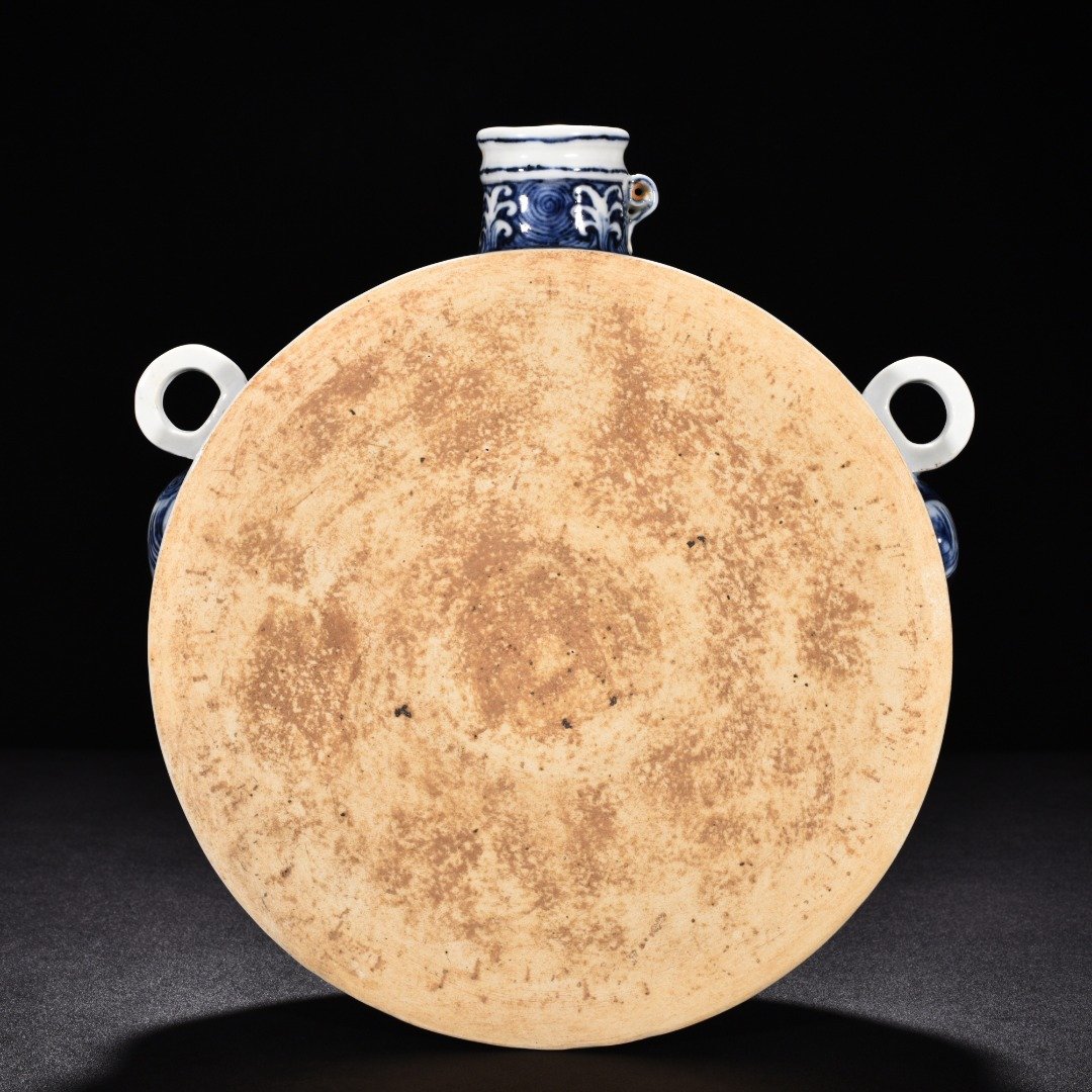 Ming Dynasty Yongle blue and white geometric floral flat pot