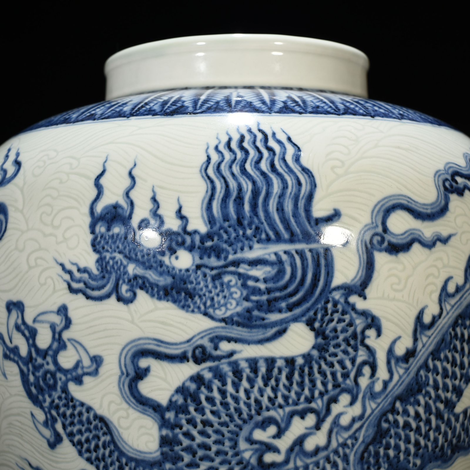 Ming Dynasty Yongle blue and white engraved sea water dragon jar