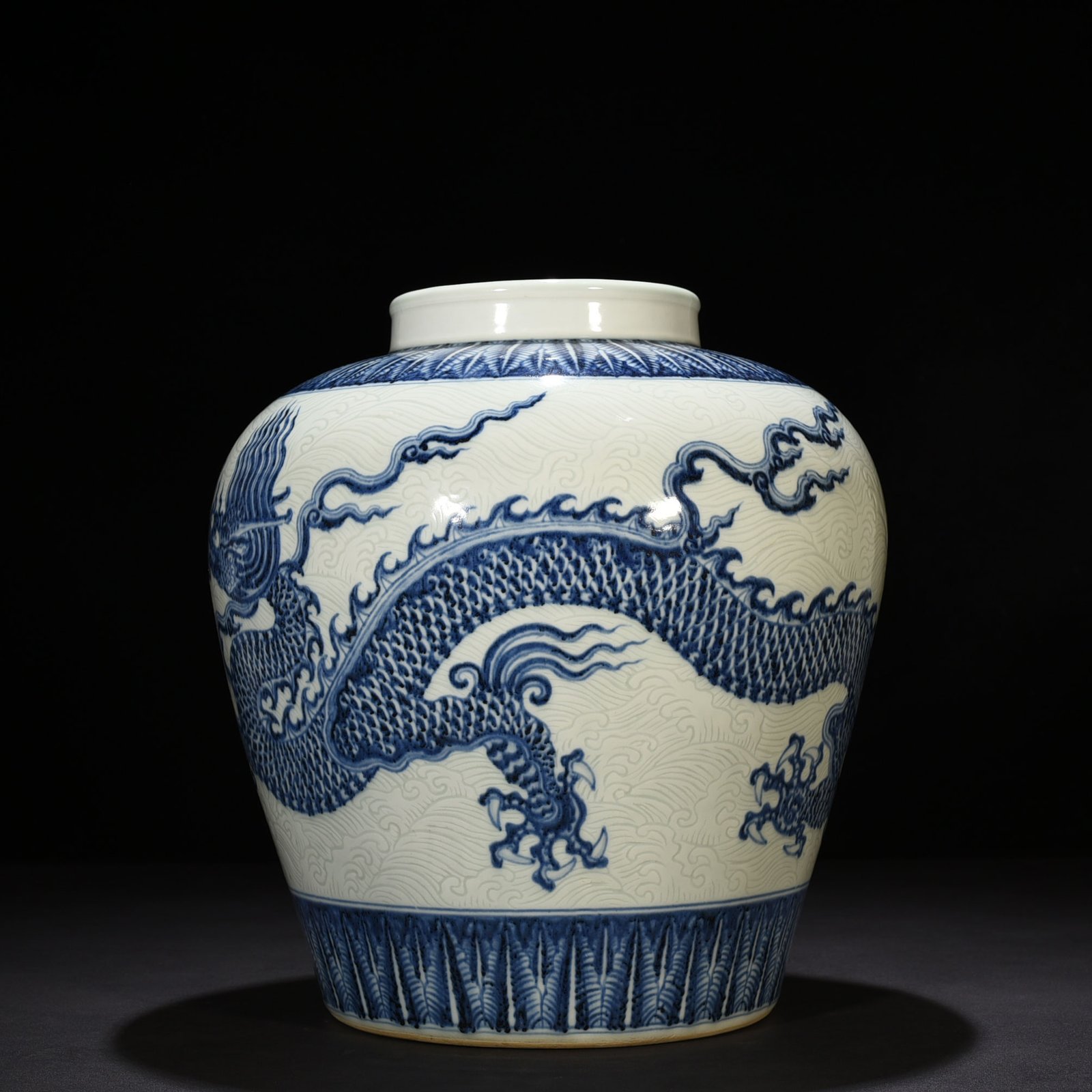 Ming Dynasty Yongle blue and white engraved sea water dragon jar