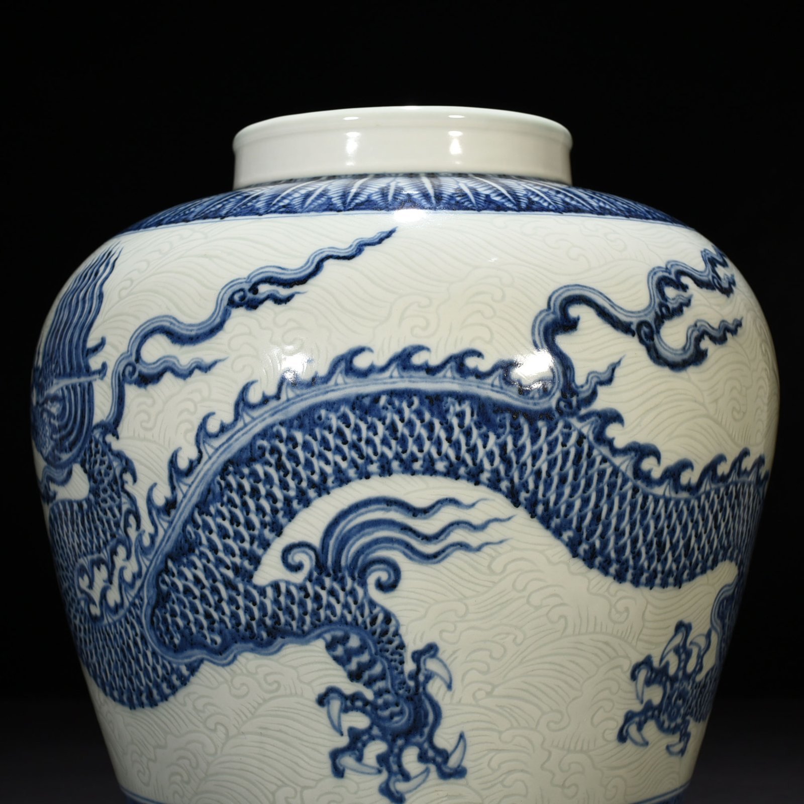 Ming Dynasty Yongle blue and white engraved sea water dragon jar