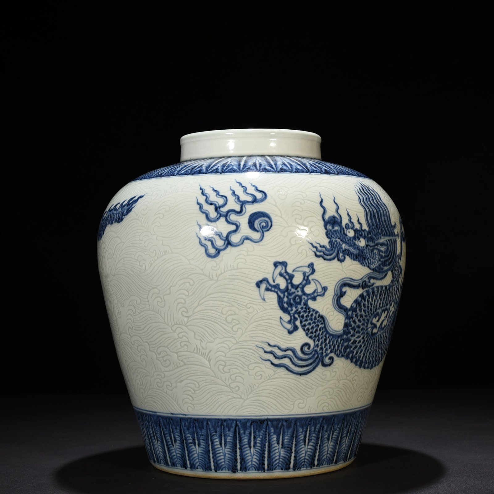 Ming Dynasty Yongle blue and white engraved sea water dragon jar