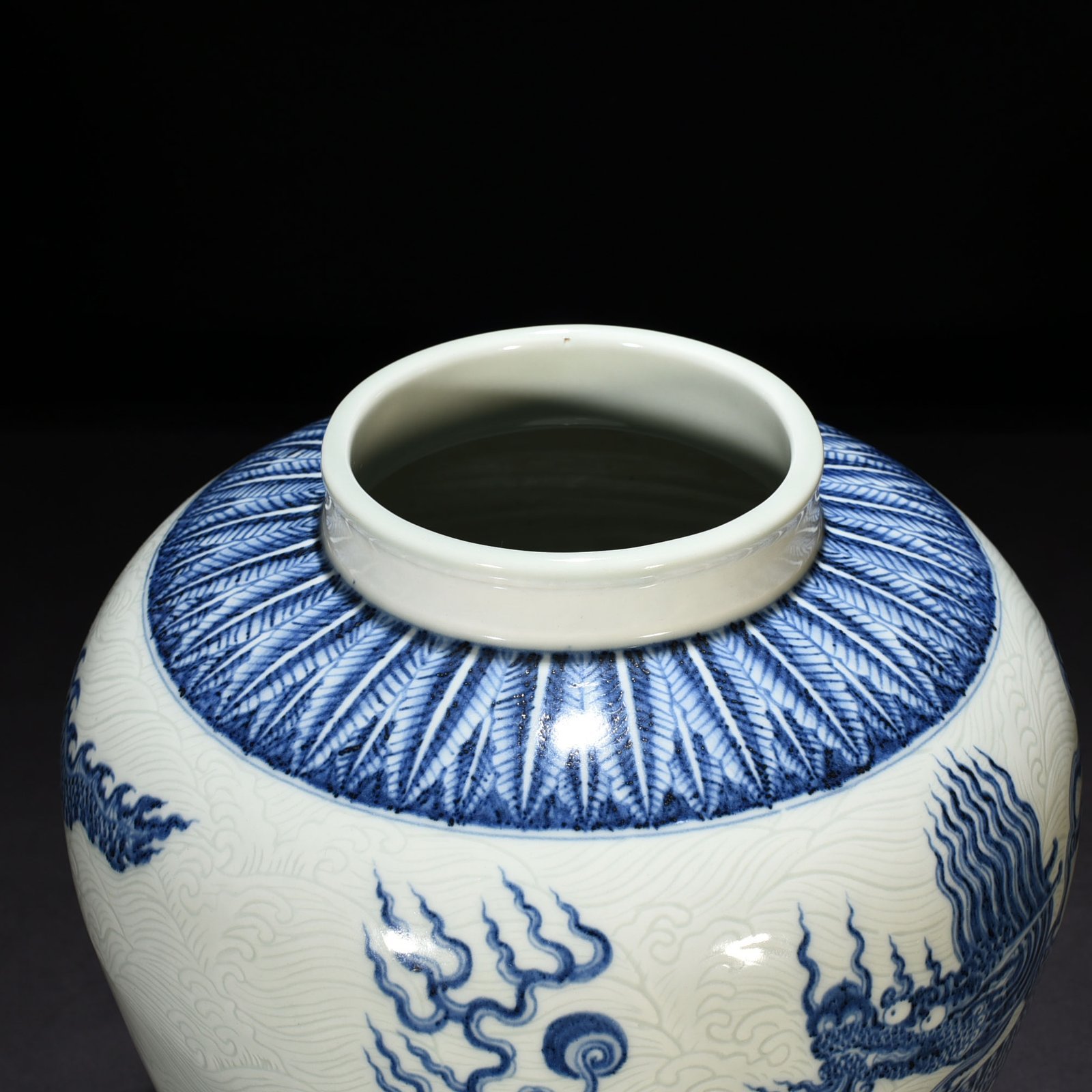 Ming Dynasty Yongle blue and white engraved sea water dragon jar