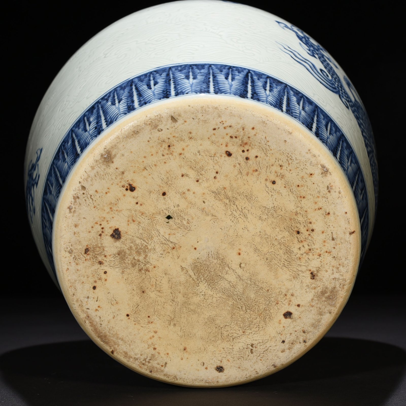 Ming Dynasty Yongle blue and white engraved sea water dragon jar