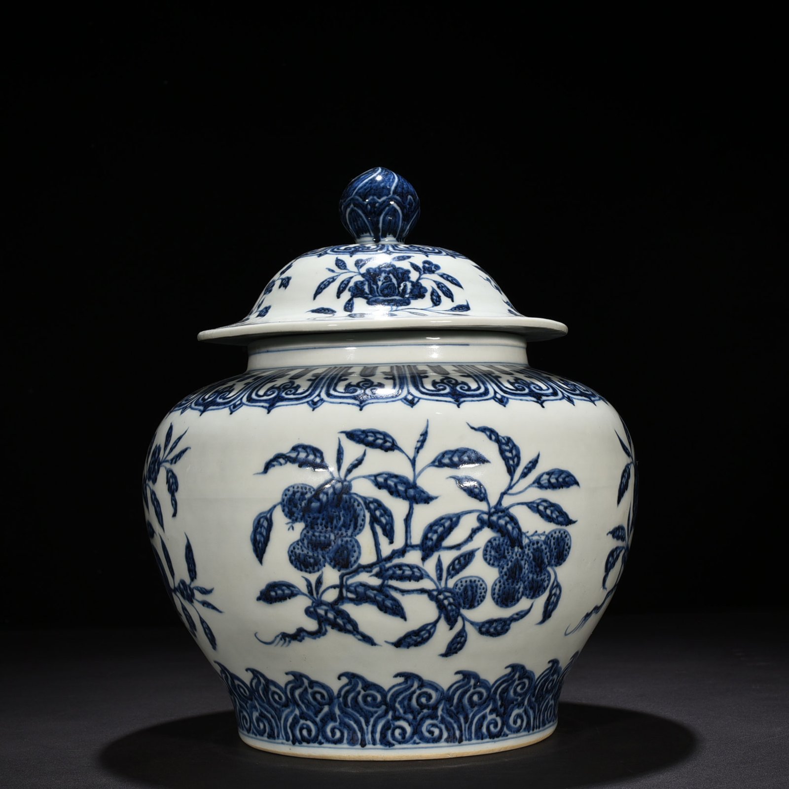 Ming Dynasty Yongle blue and white general jar with broken branches
