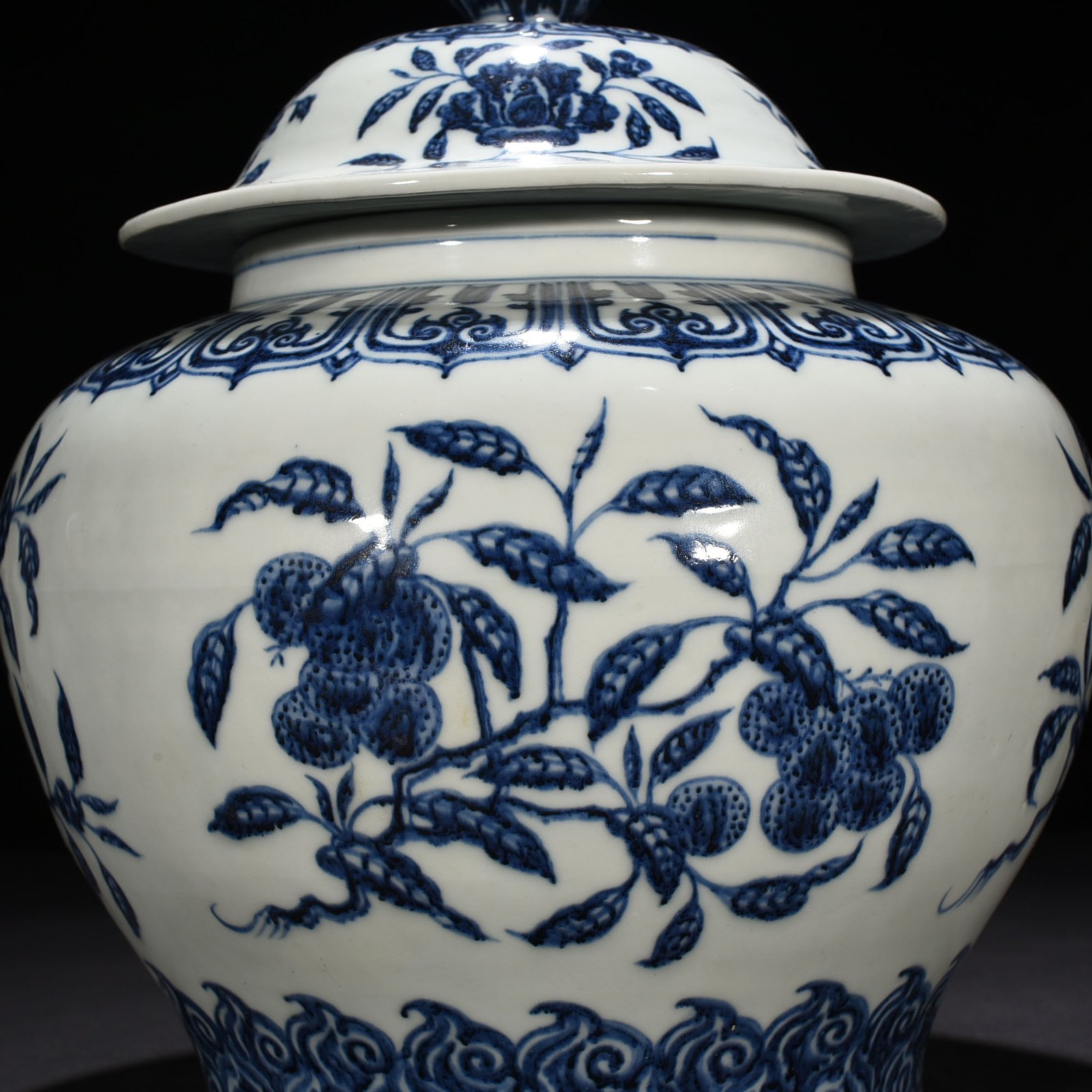 Ming Dynasty Yongle blue and white general jar with broken branches