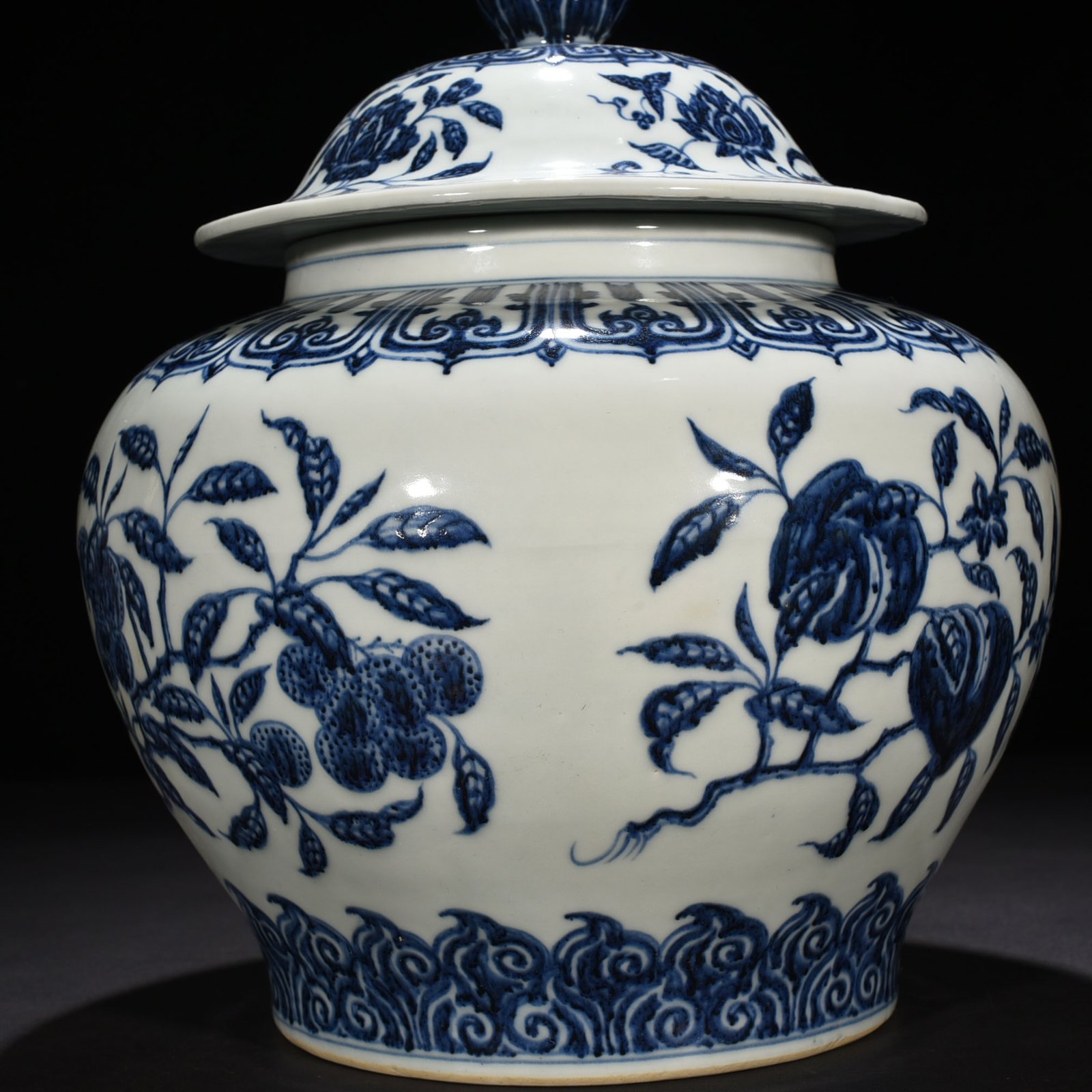 Ming Dynasty Yongle blue and white general jar with broken branches