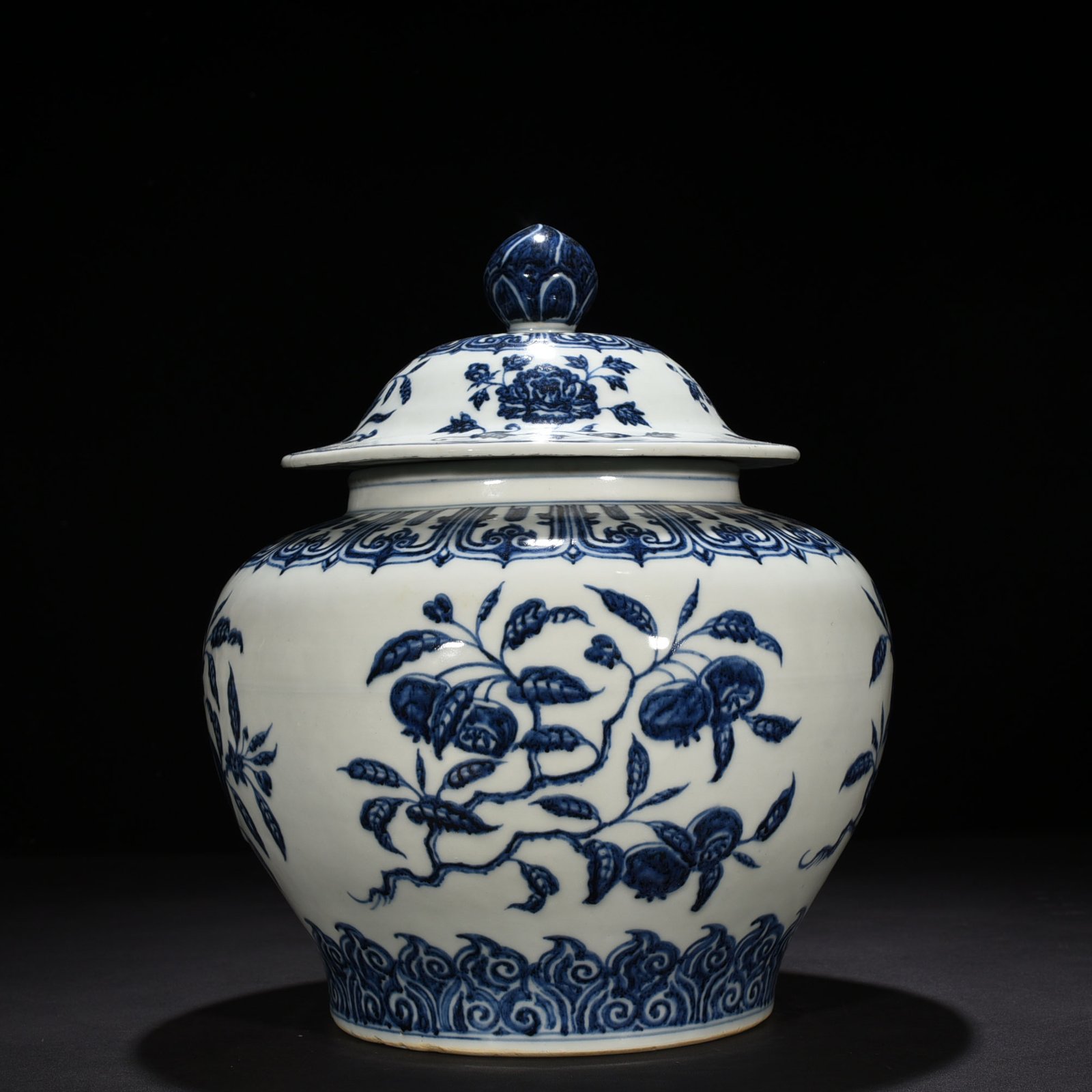 Ming Dynasty Yongle blue and white general jar with broken branches