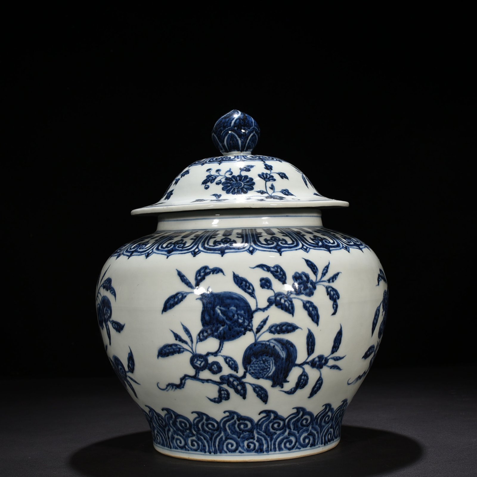 Ming Dynasty Yongle blue and white general jar with broken branches