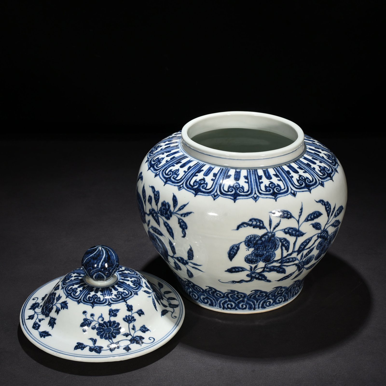 Ming Dynasty Yongle blue and white general jar with broken branches