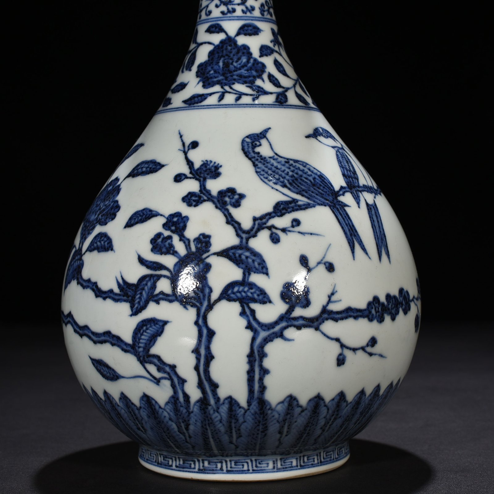 Ming Dynasty Yongle blue and white jade pot and spring vase with folded branches