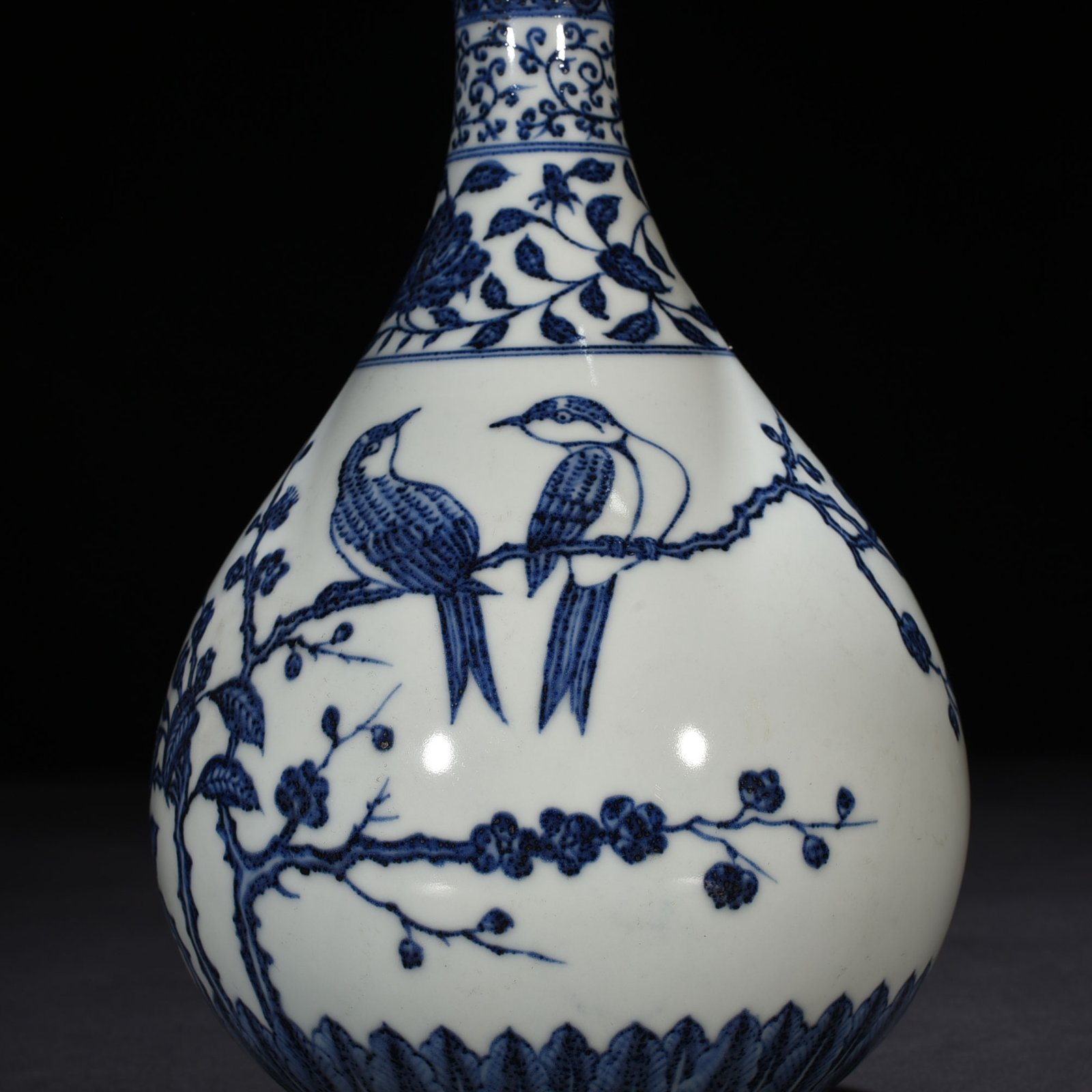 Ming Dynasty Yongle blue and white jade pot and spring vase with folded branches