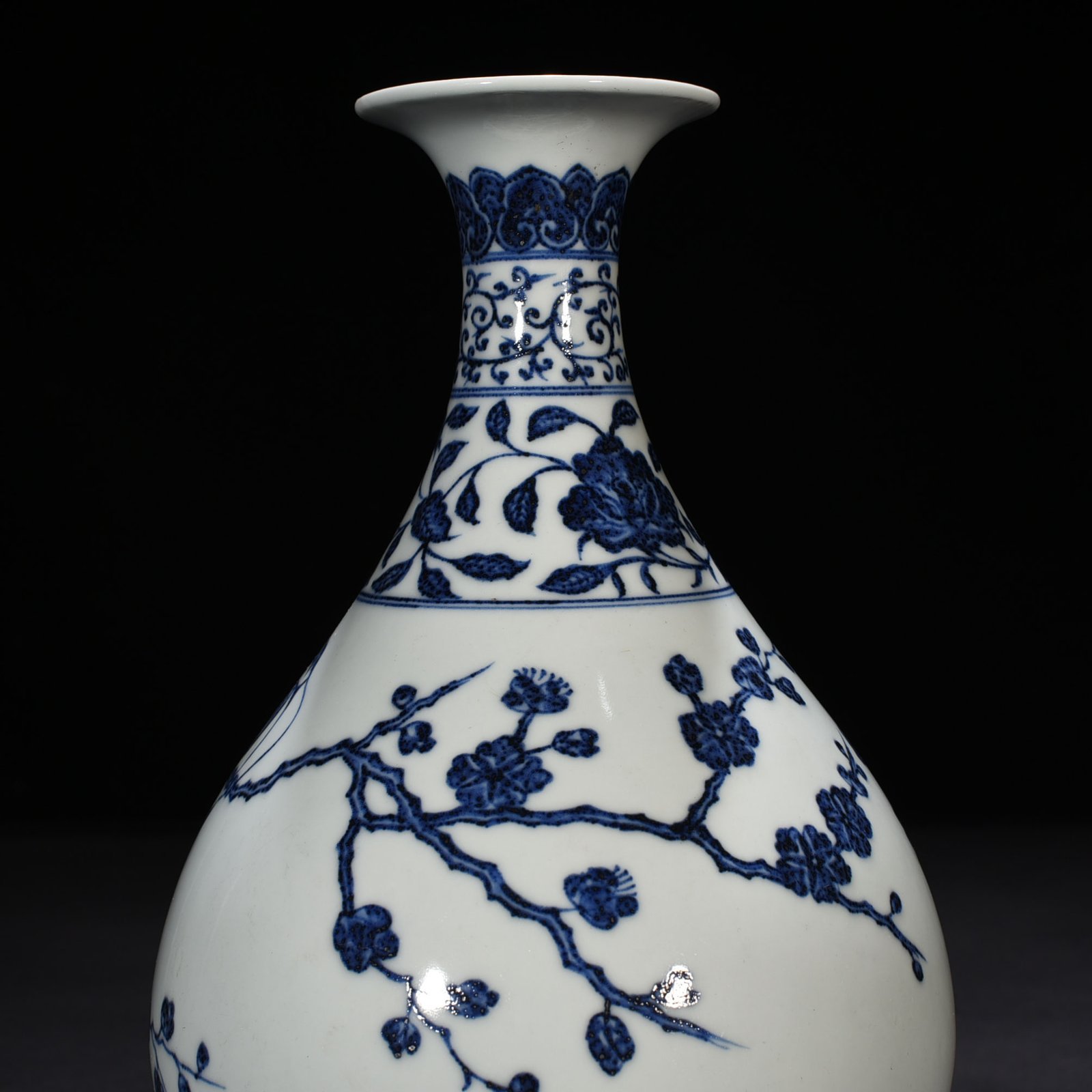 Ming Dynasty Yongle blue and white jade pot and spring vase with folded branches