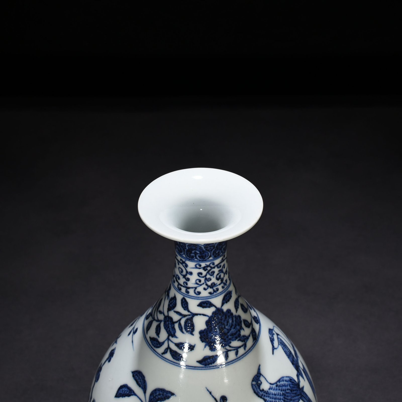 Ming Dynasty Yongle blue and white jade pot and spring vase with folded branches