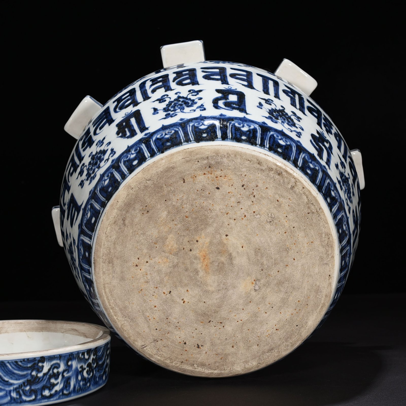 Ming Dynasty Yongle blue and white Sanskrit halberd Falun lid jar