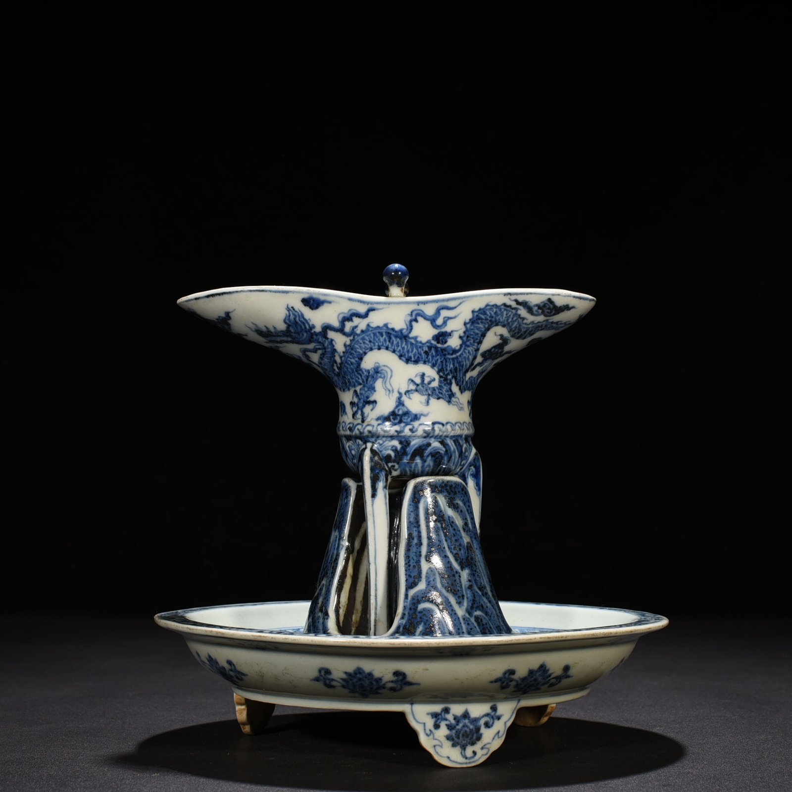 Ming Dynasty Yongle blue and white sea water cloud dragon cup