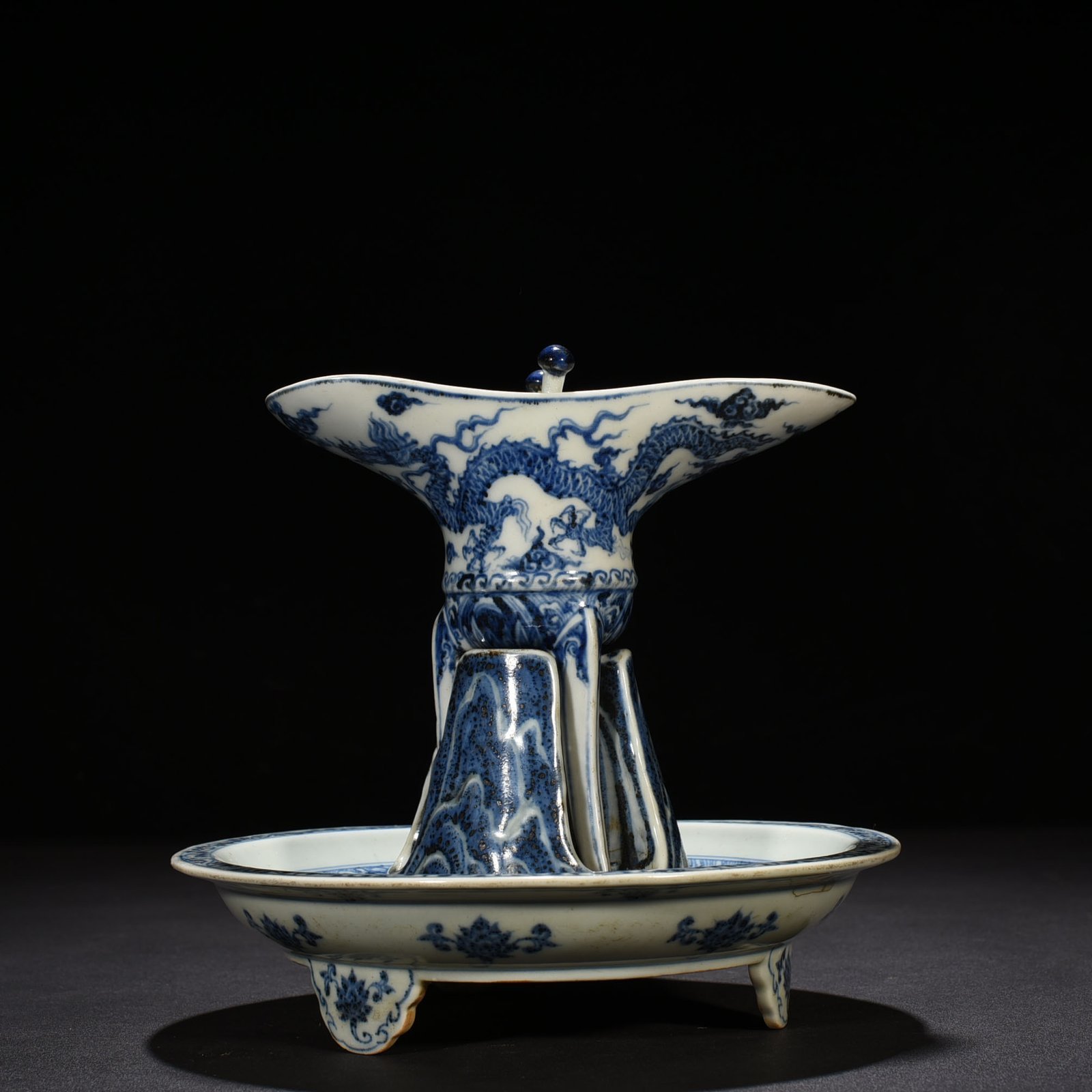 Ming Dynasty Yongle blue and white sea water cloud dragon cup