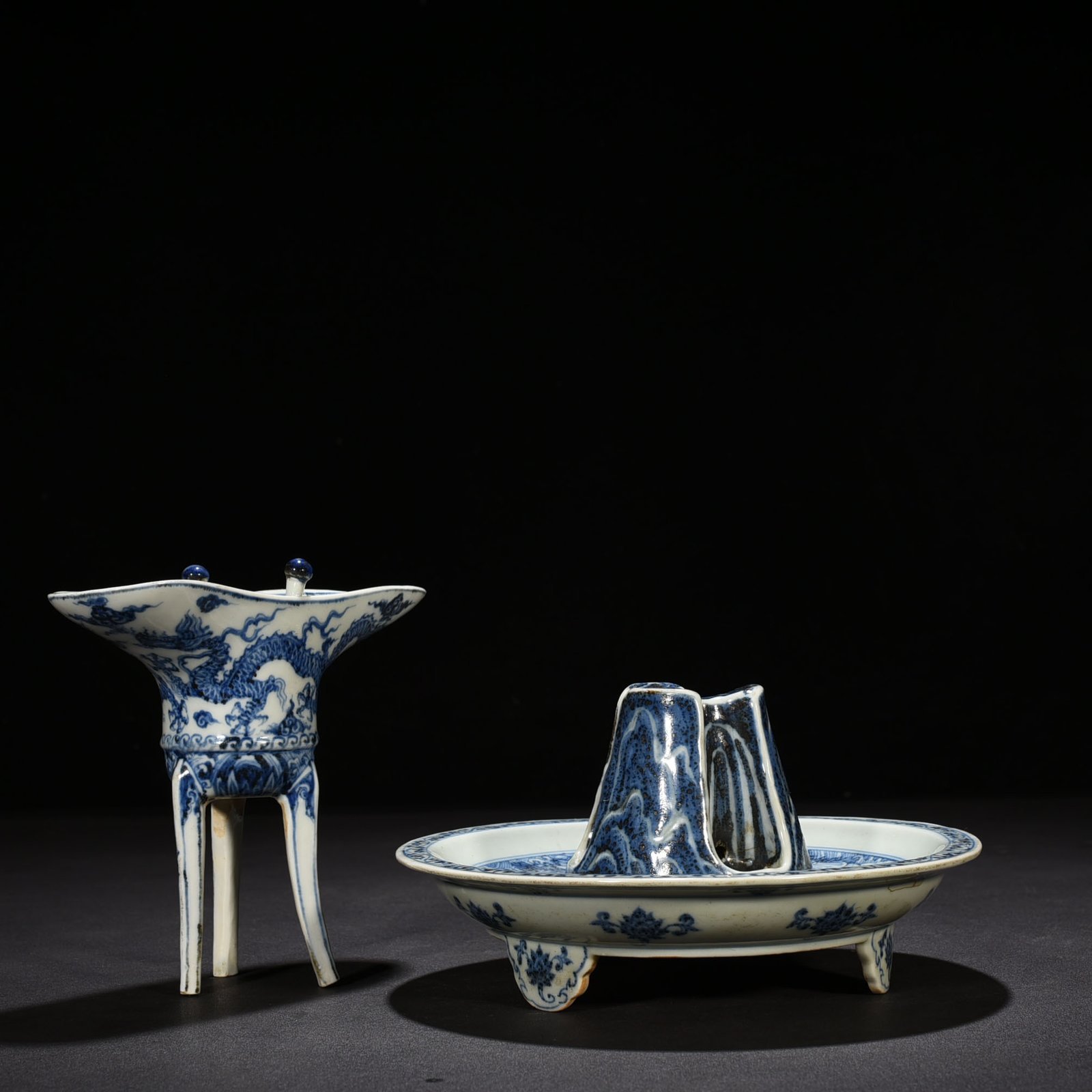 Ming Dynasty Yongle blue and white sea water cloud dragon cup