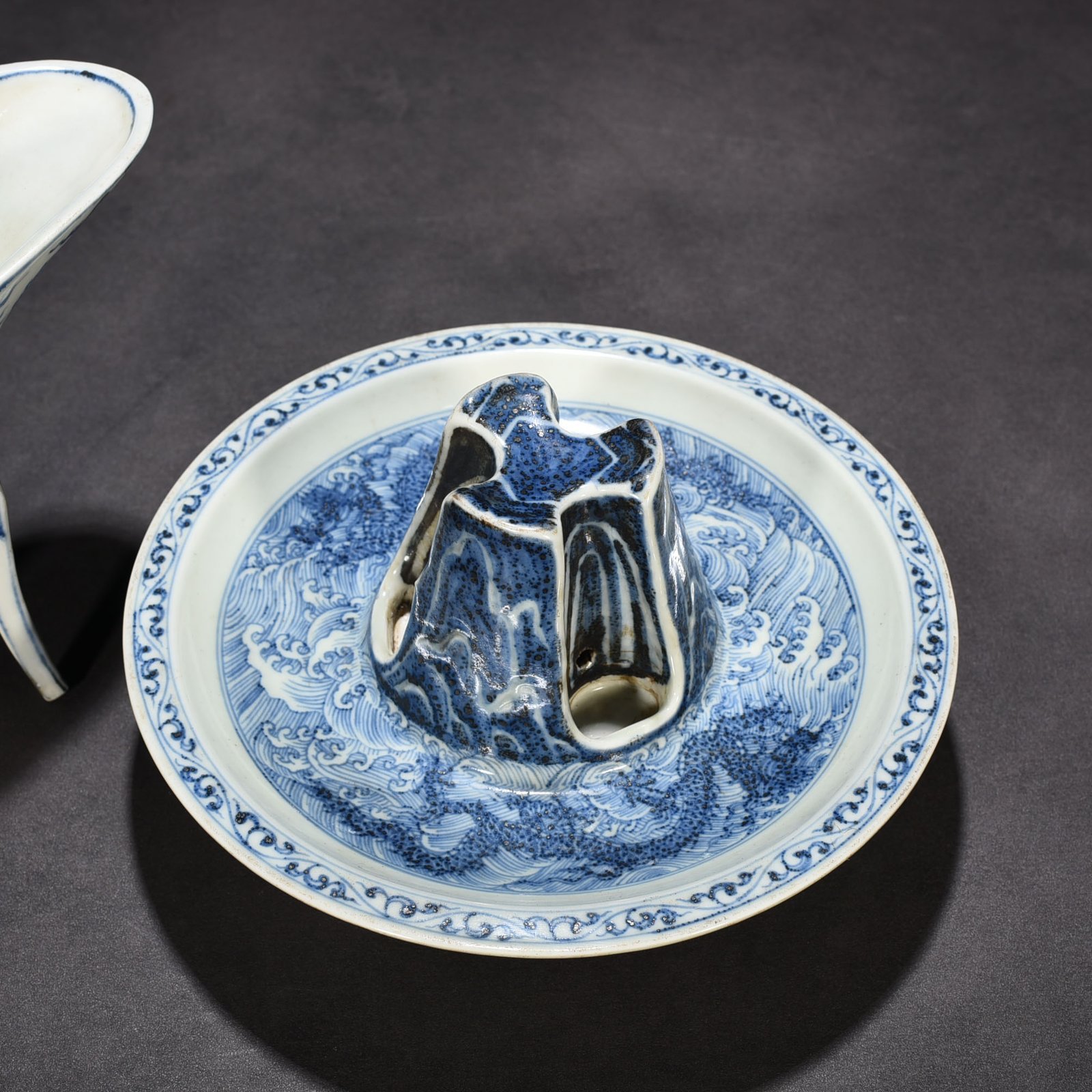 Ming Dynasty Yongle blue and white sea water cloud dragon cup