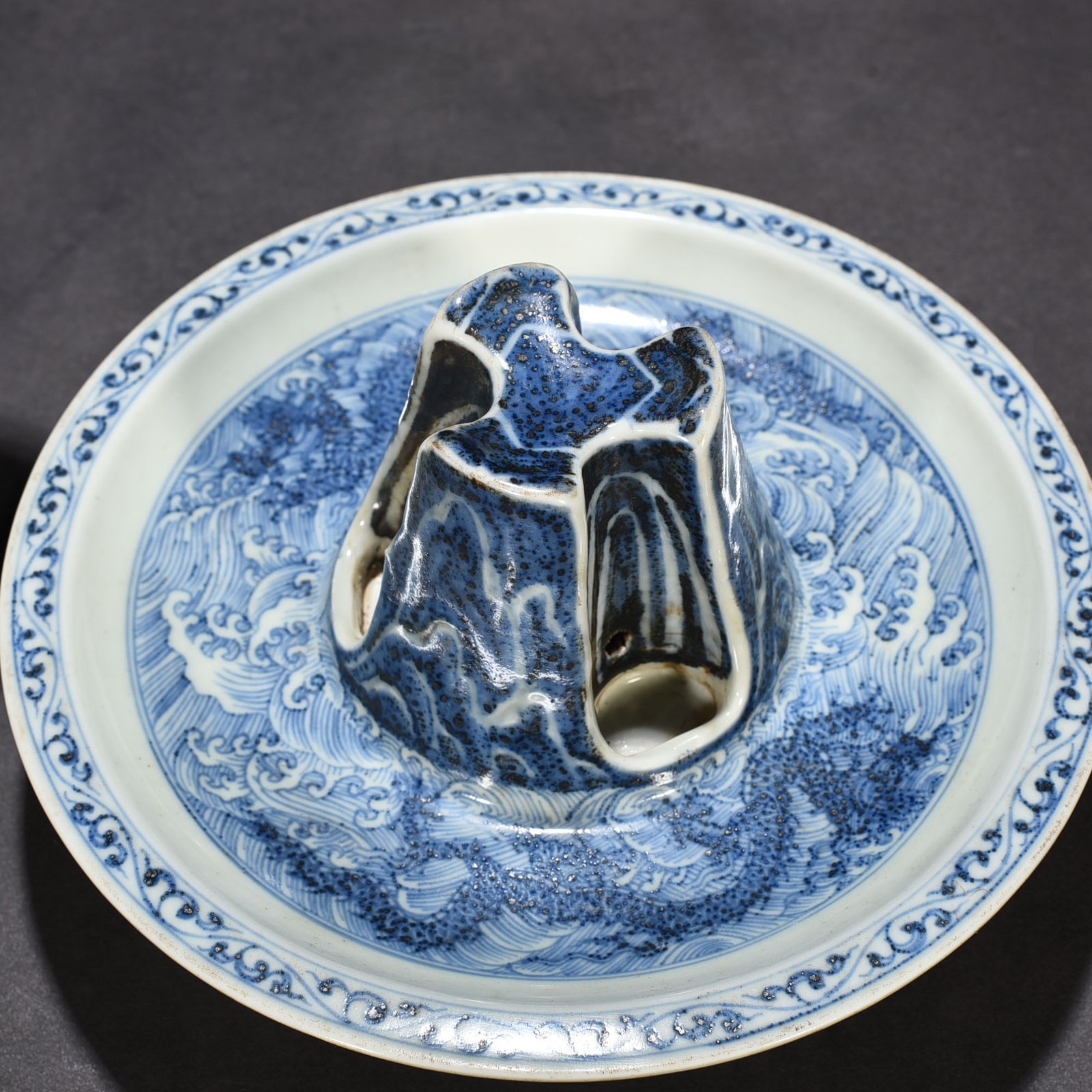 Ming Dynasty Yongle blue and white sea water cloud dragon cup