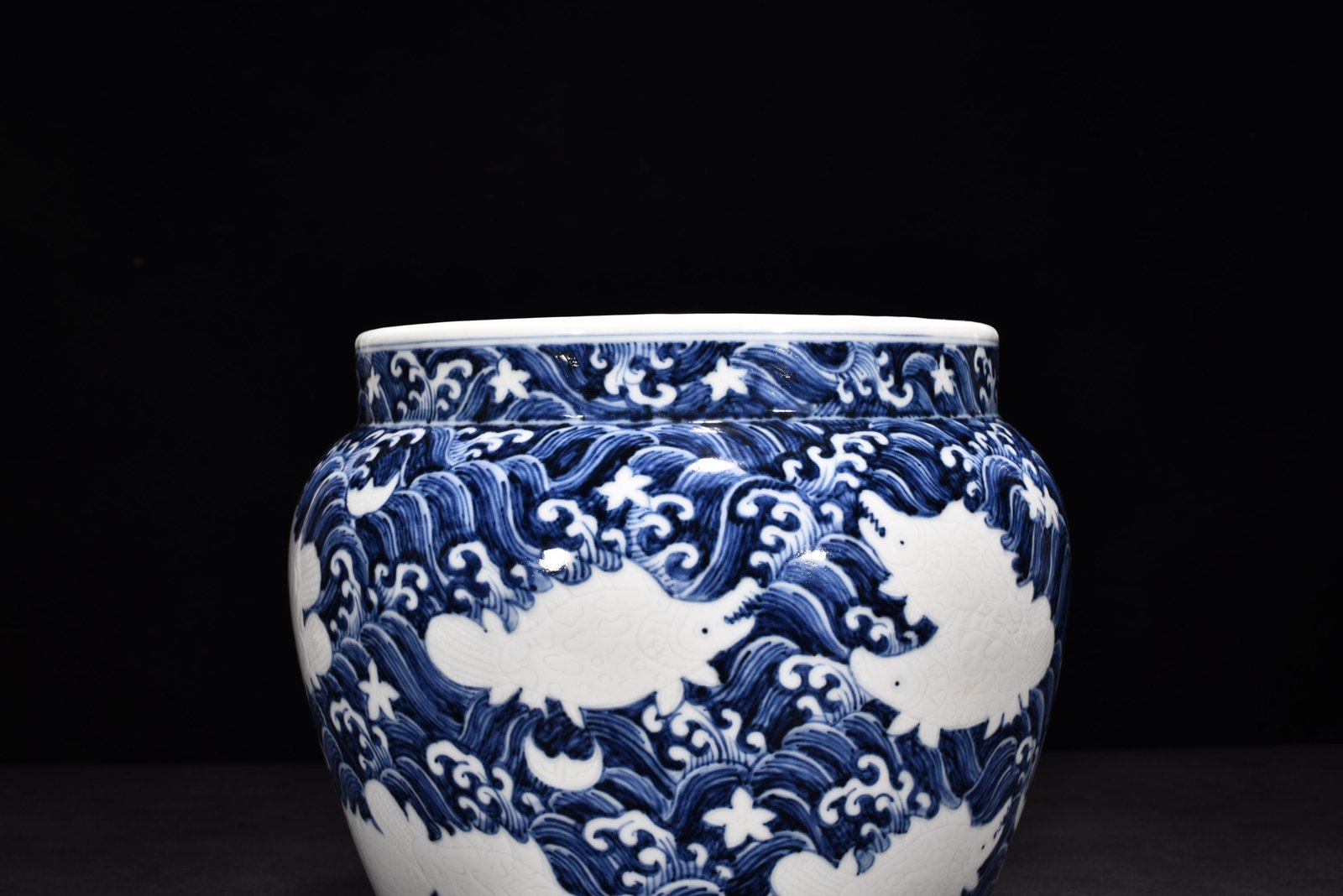 Ming Dynasty Yongle blue and white white engraved fish and algae vat