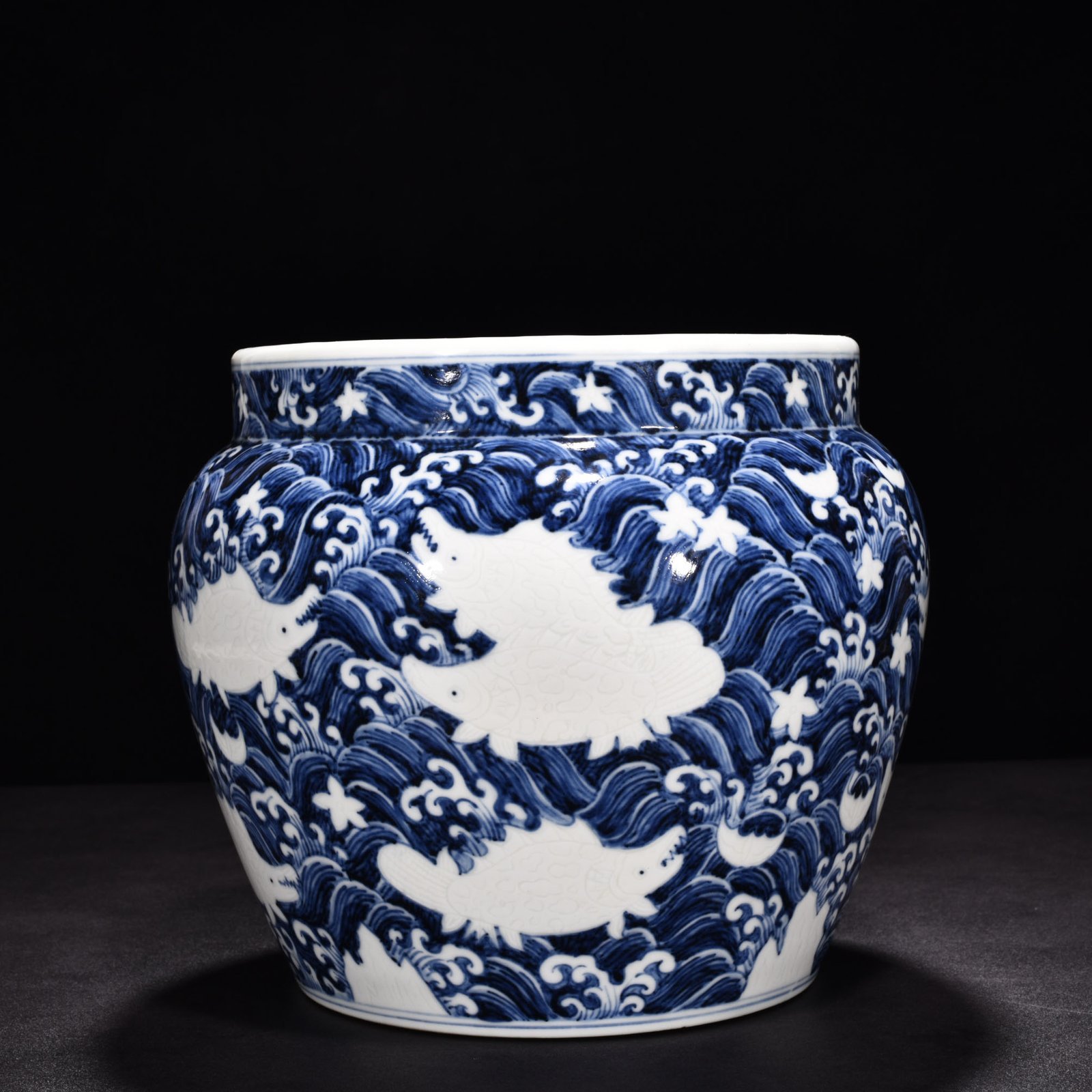Ming Dynasty Yongle blue and white white engraved fish and algae vat