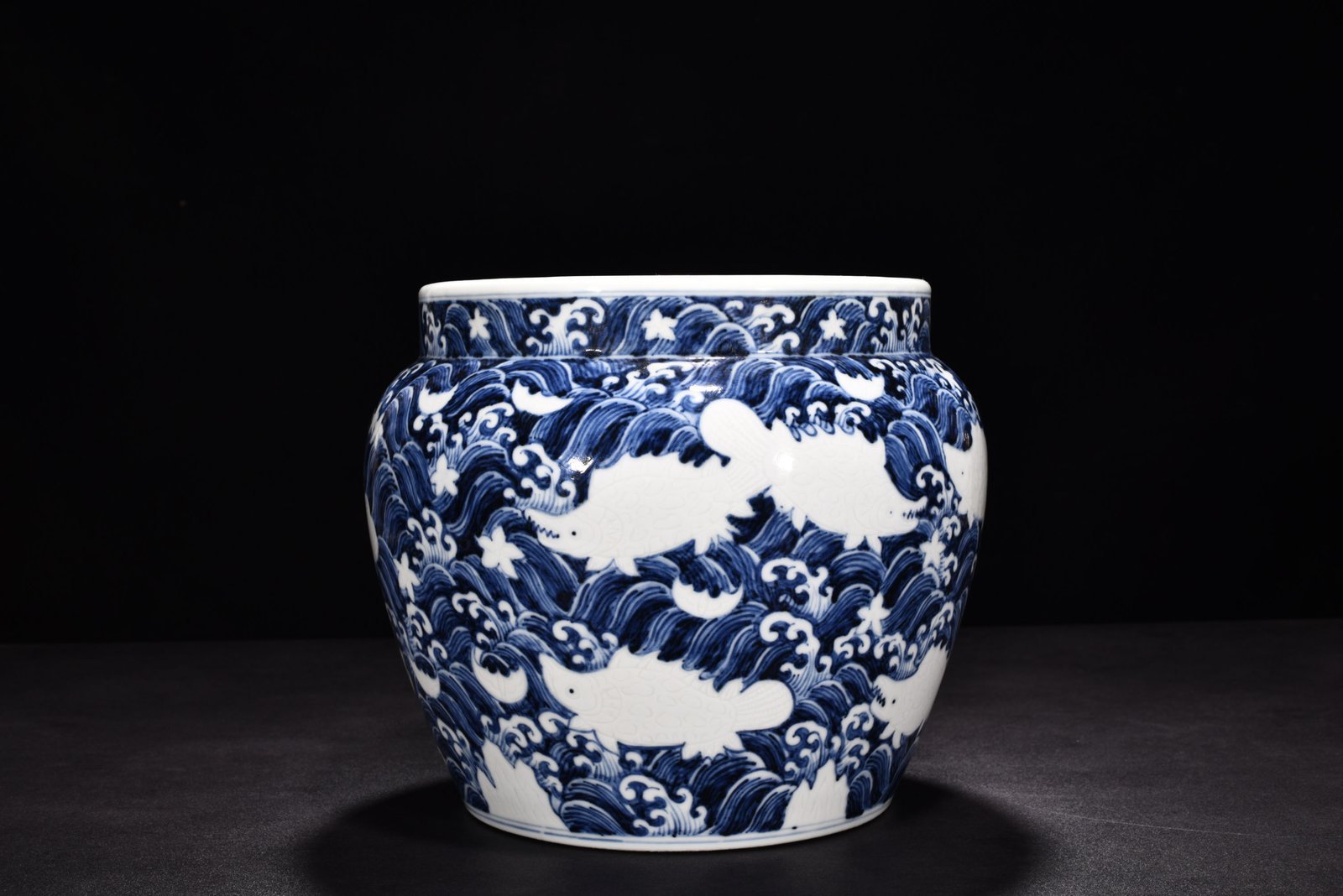 Ming Dynasty Yongle blue and white white engraved fish and algae vat