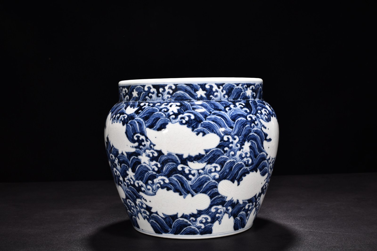 Ming Dynasty Yongle blue and white white engraved fish and algae vat